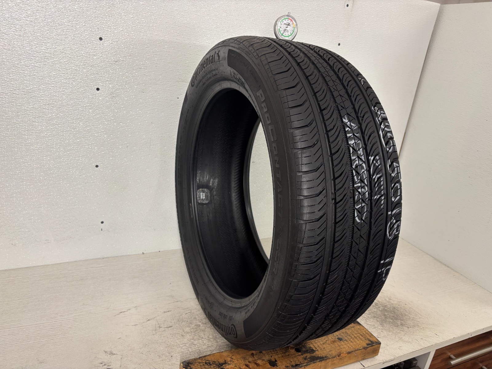 1 Tire 225 50 18 Continental ProContact TX RFT (7.00-8.00/32=77-88% Tread)