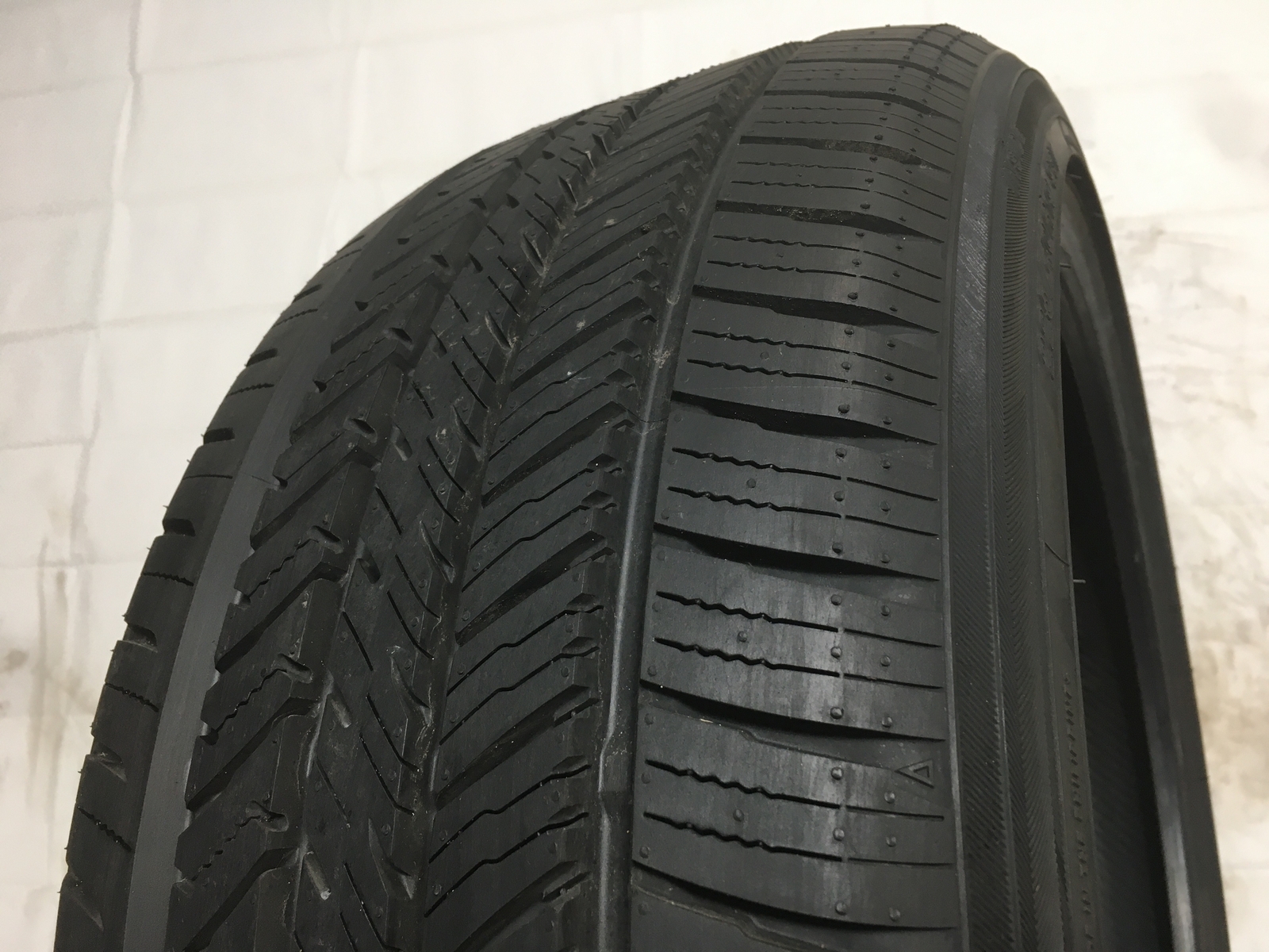 [1] Yokohama YK-GTX All Season P225/40R19 225 40 19 Tire – Driven Once