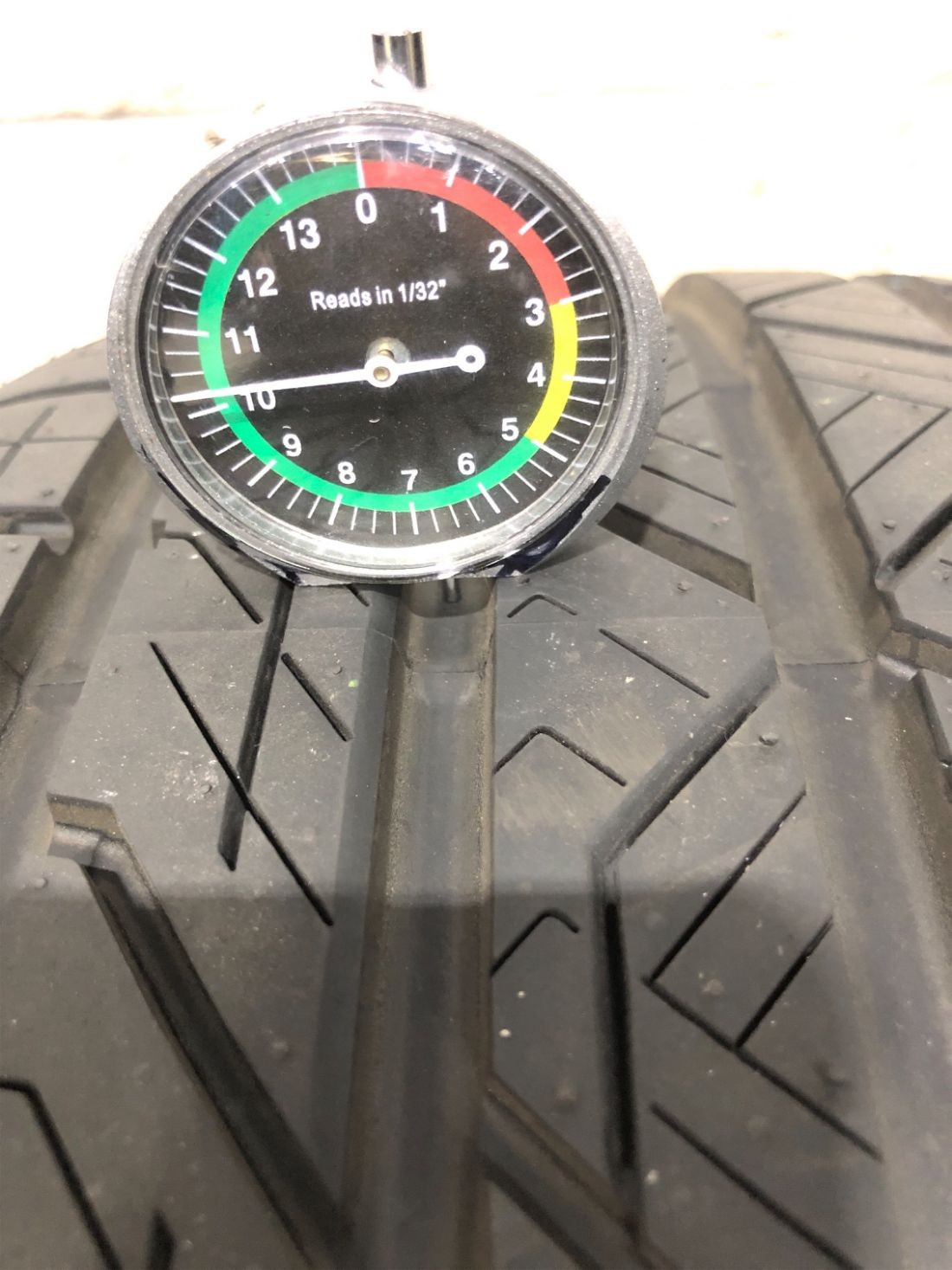 1x P245/40R19 Road Hugger GTZ 10/32 98 W Used Tire 2454019