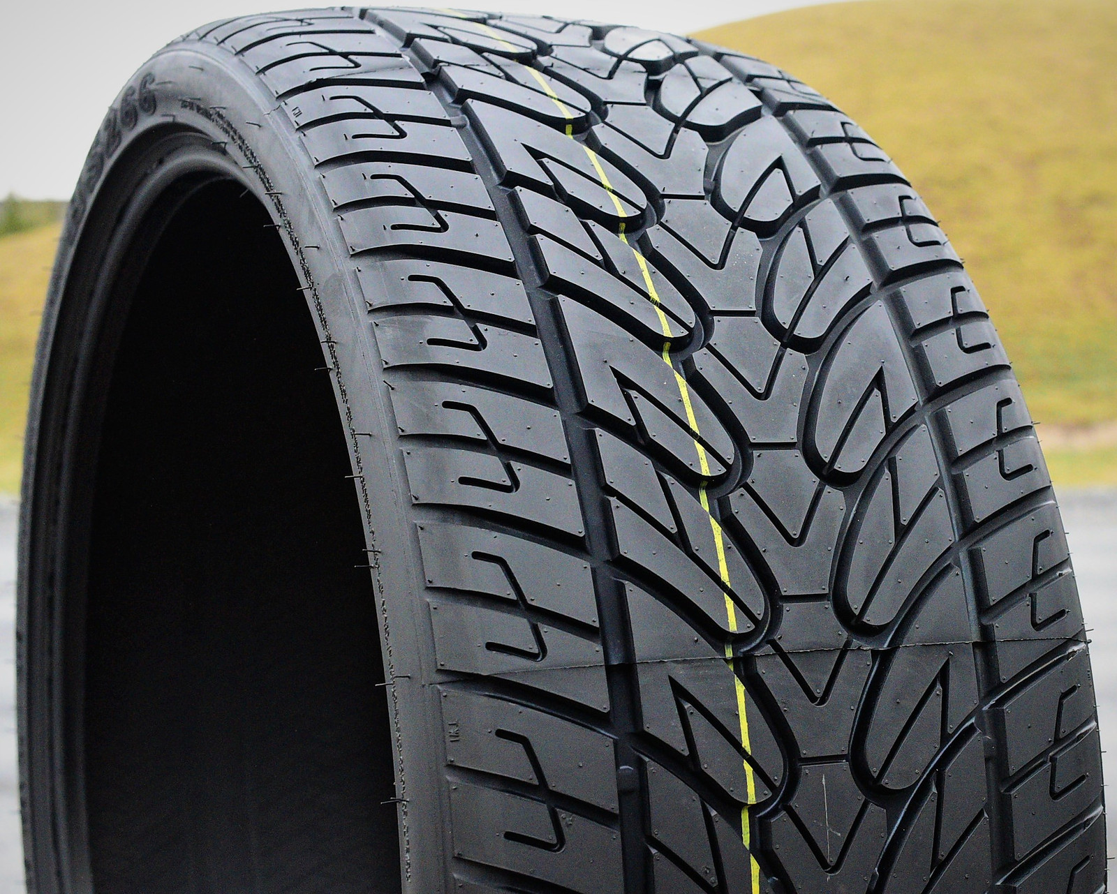 Fullway HS266 305/35R24 112V XL A/S Performance Tire