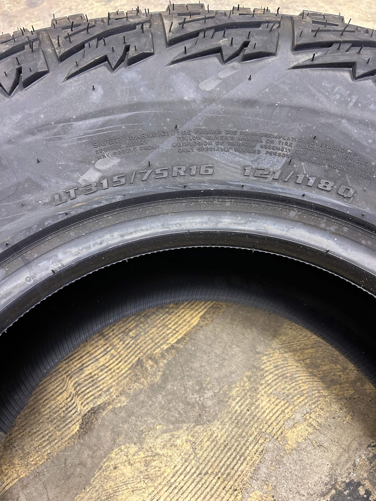 KANATI MUD HOG M/T BSW LT 315 75 16 121/118Q 8PLY MUD TERRAIN TIRE L1631575D252