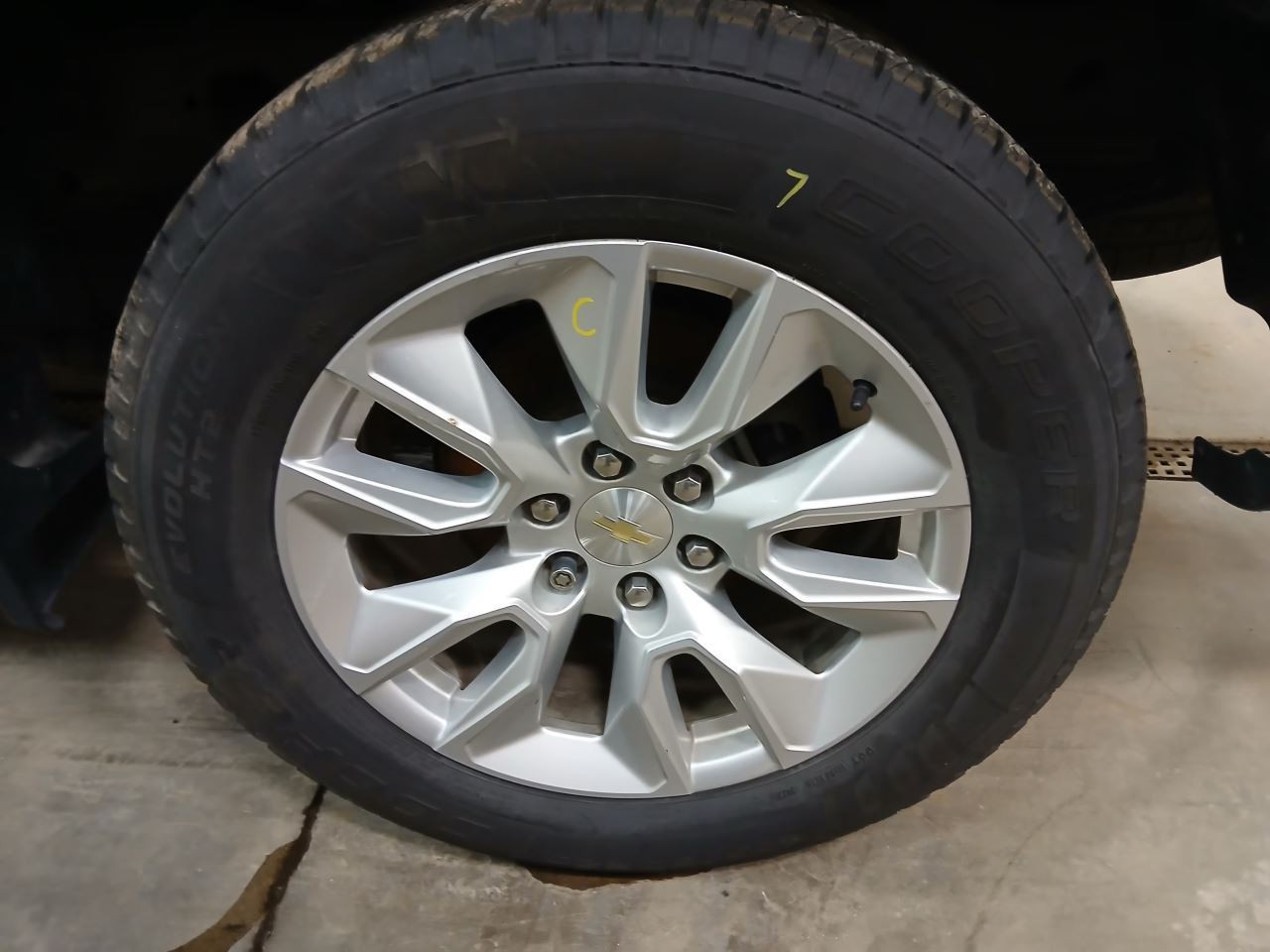 275/60 R20 Tire Cooper Evolution HT 2 7/32 Tread Depth 3145750