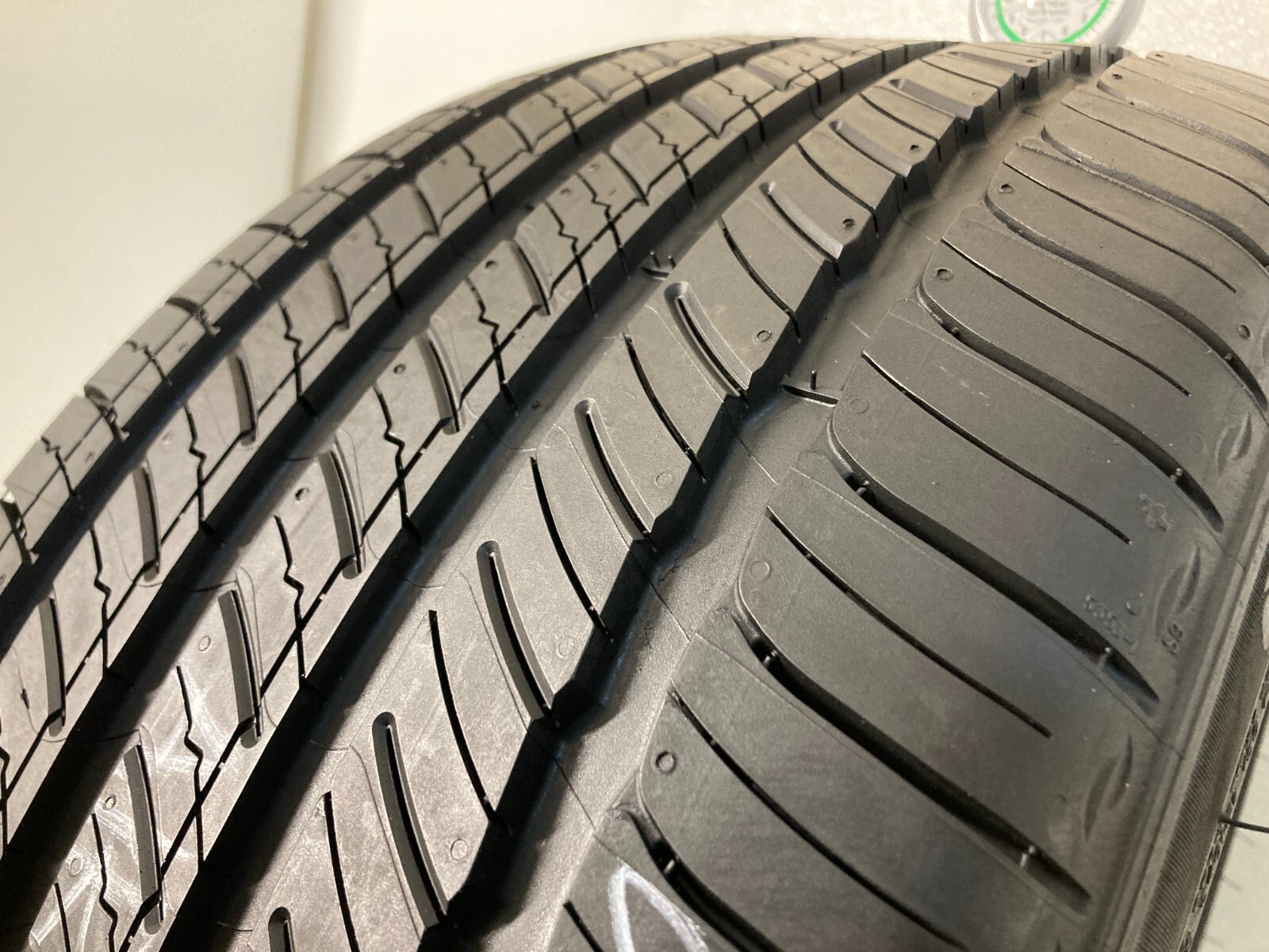 1 Tire 235 40 18 Michelin Primacy Tour A/S (9.00-9.50/32 Tread Like New) 95H