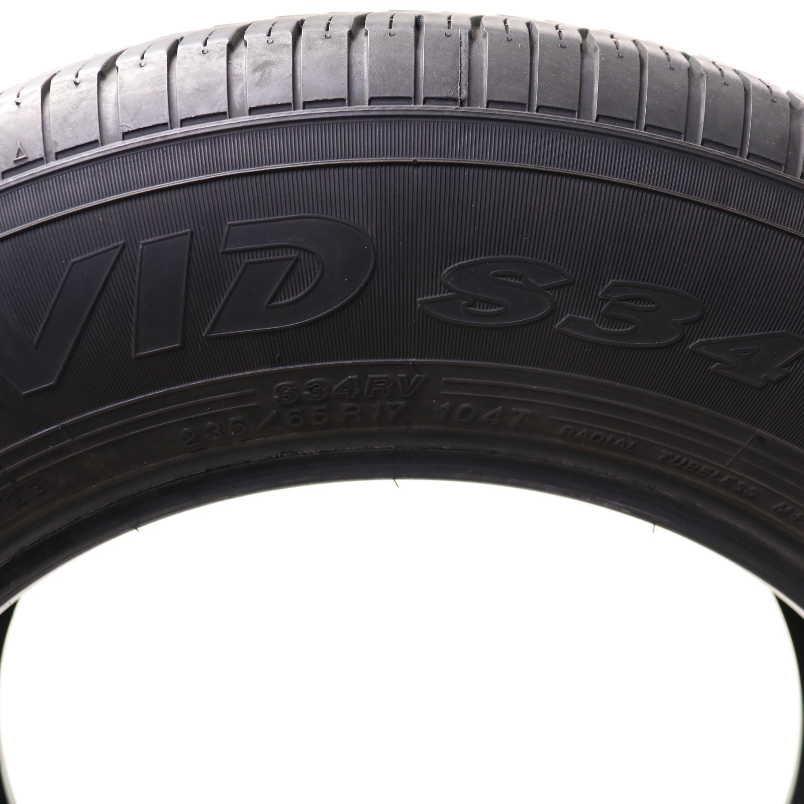 Set of 4 Used 235/65R17 Yokohama Avid S34RV – 104T – 8.5-9.5/32