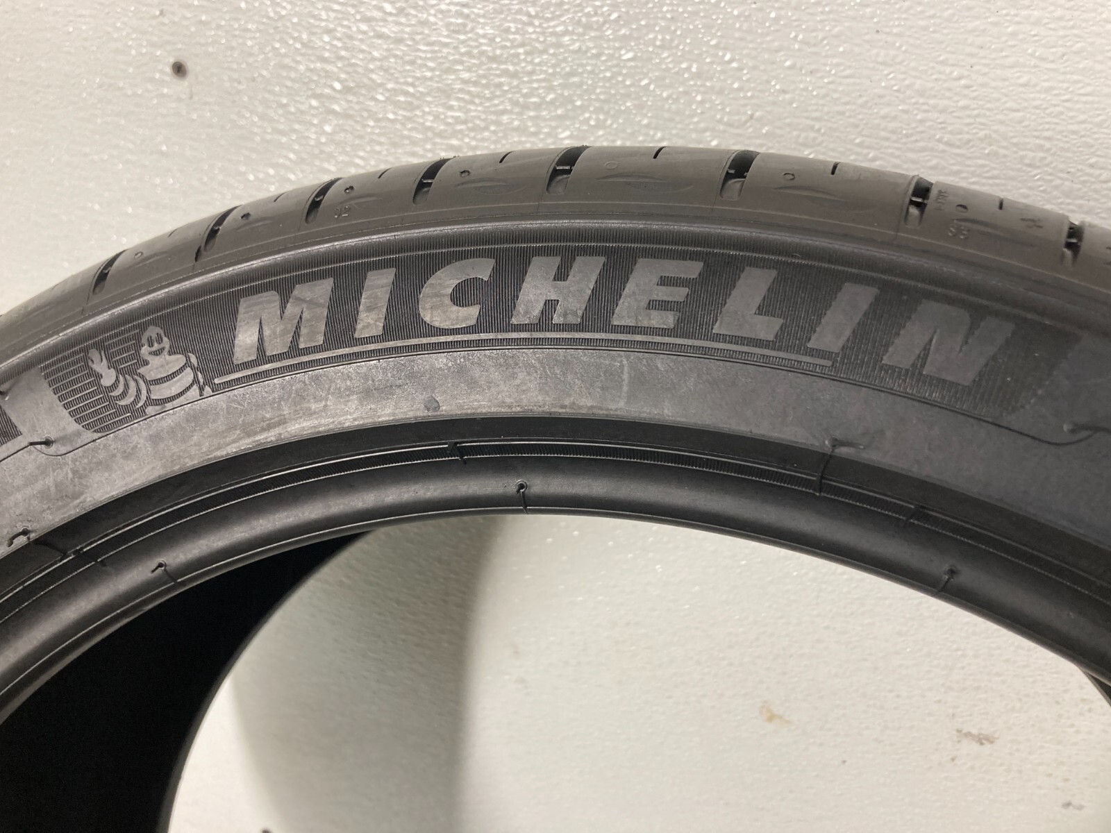 1 Tire 235 40 18 Michelin Primacy Tour A/S (9.00-9.50/32 Tread Like New) 95H