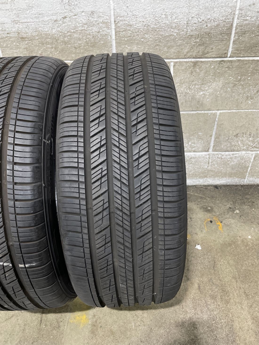 2x P255/40R20 Range Finder GT-E HE21 9/32 101 W Used Tires 2554020