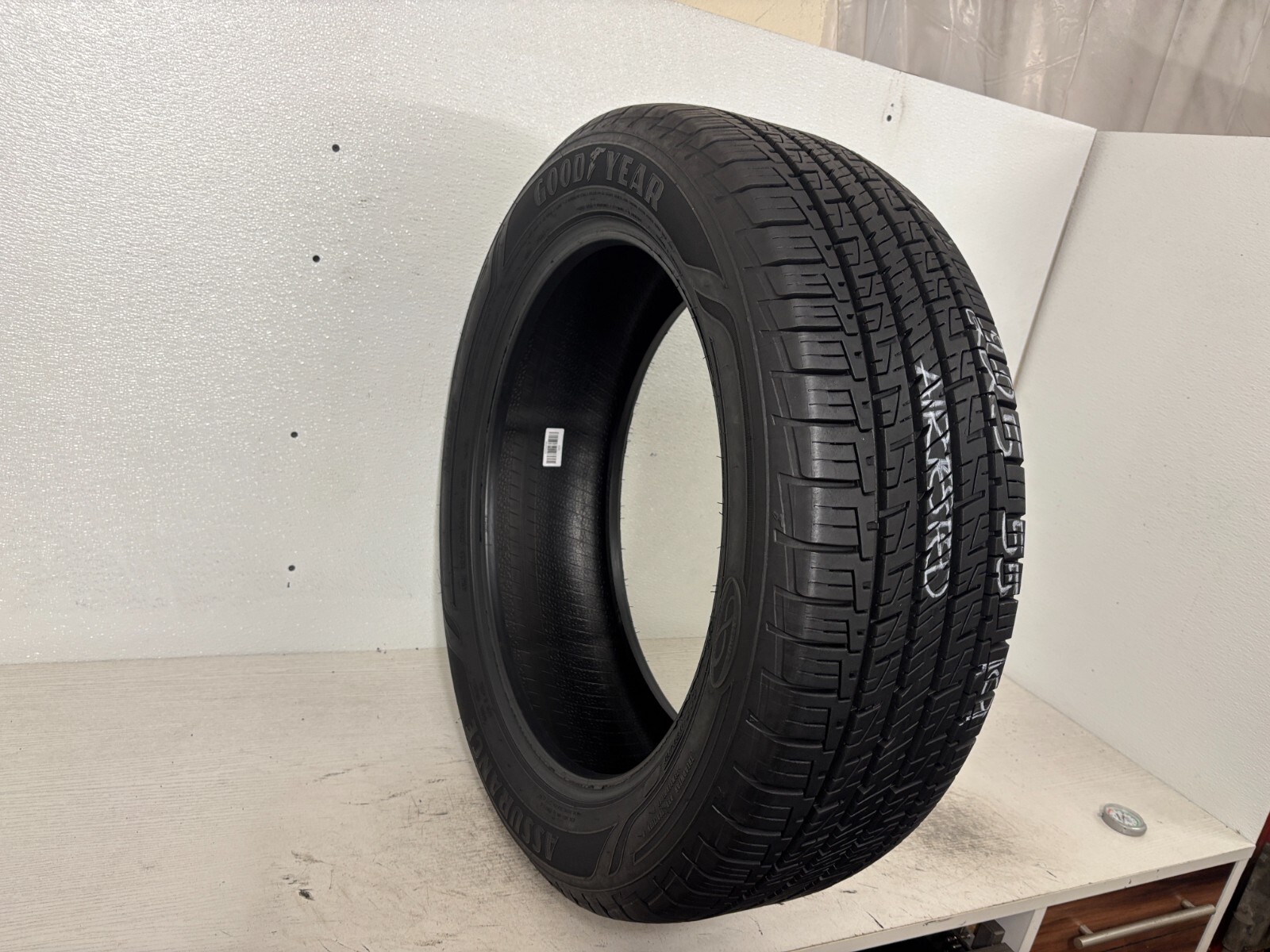 1 Tire 225 55 19 Goodyear Assurance Maxlife (11.00/32 Tread Left) 99V