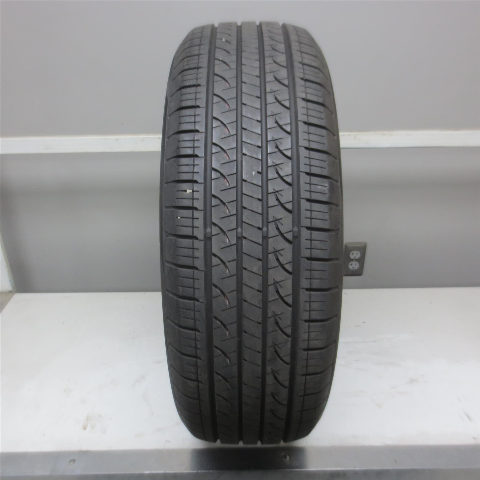 225/60R18 Yokohama Avid GT 100H Used Tire (7/32nd) NO PATCHES! (QTY 1)