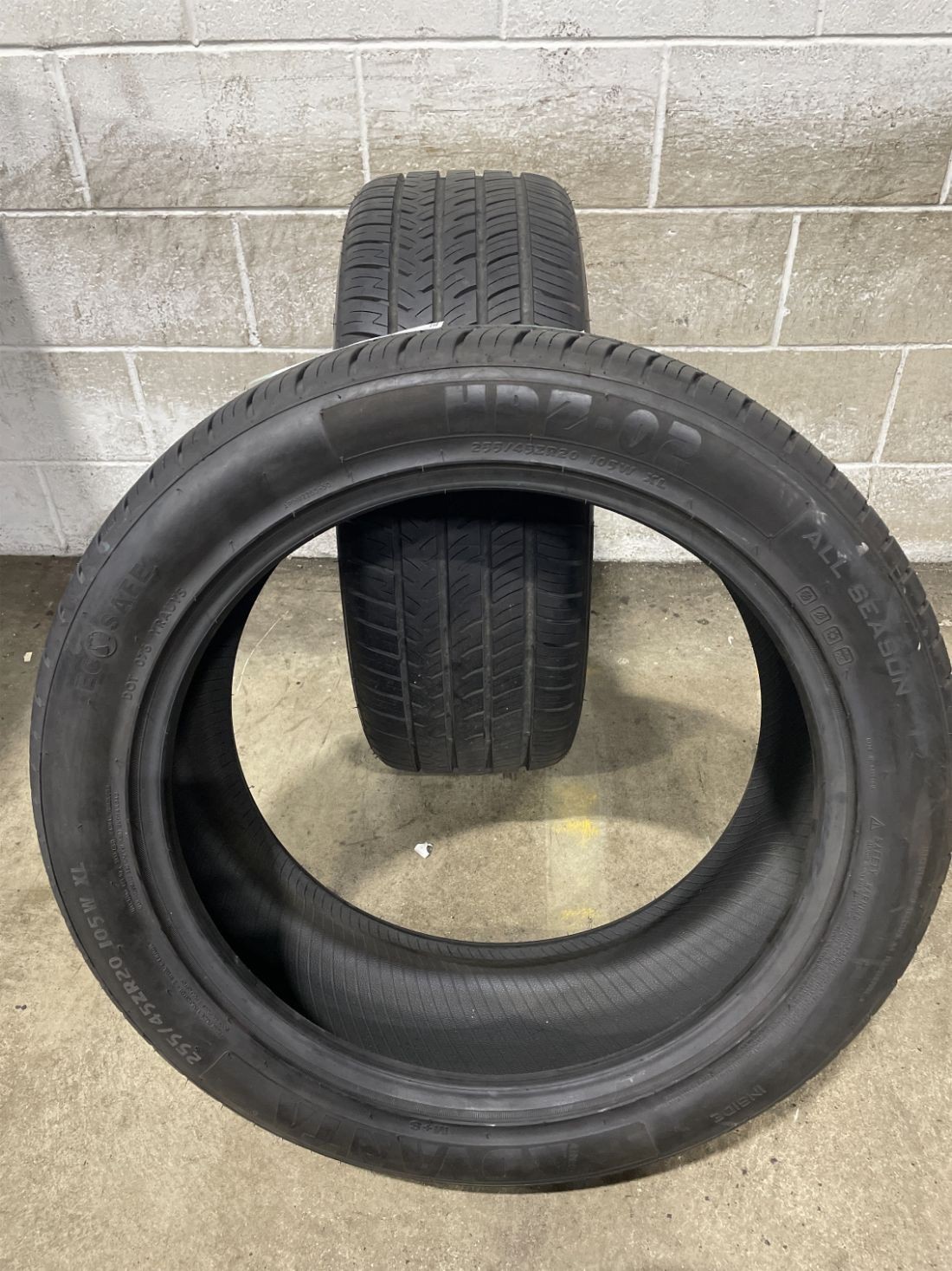 2x P255/45R20 Advanta HPZ-02 9/32 105 W Used Tires 2554520