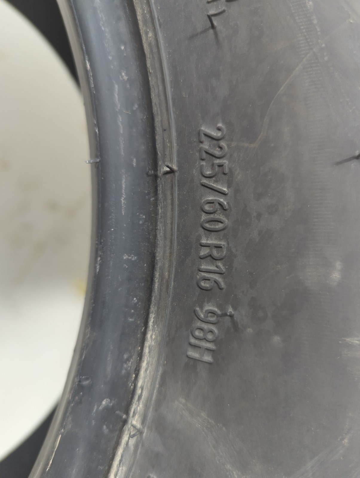 Used Tire 225/60R16 BFGOODRICH ADVANTAGE CONTROL 98H – Tread Depth 9/32
