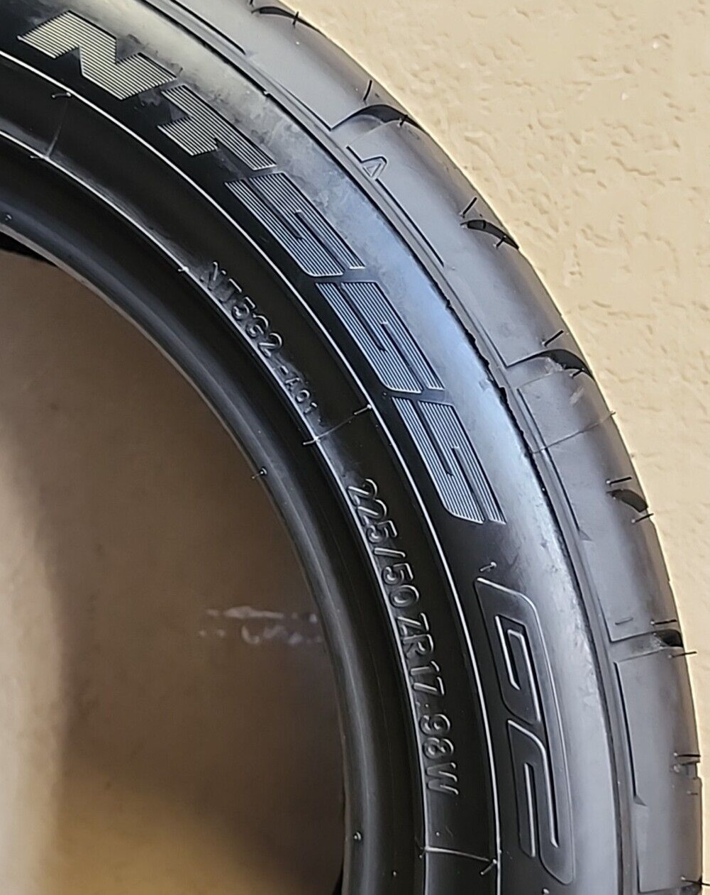 225/50ZR17 98W Nitto NT555 G2 10/32 DOT 5023 2255017