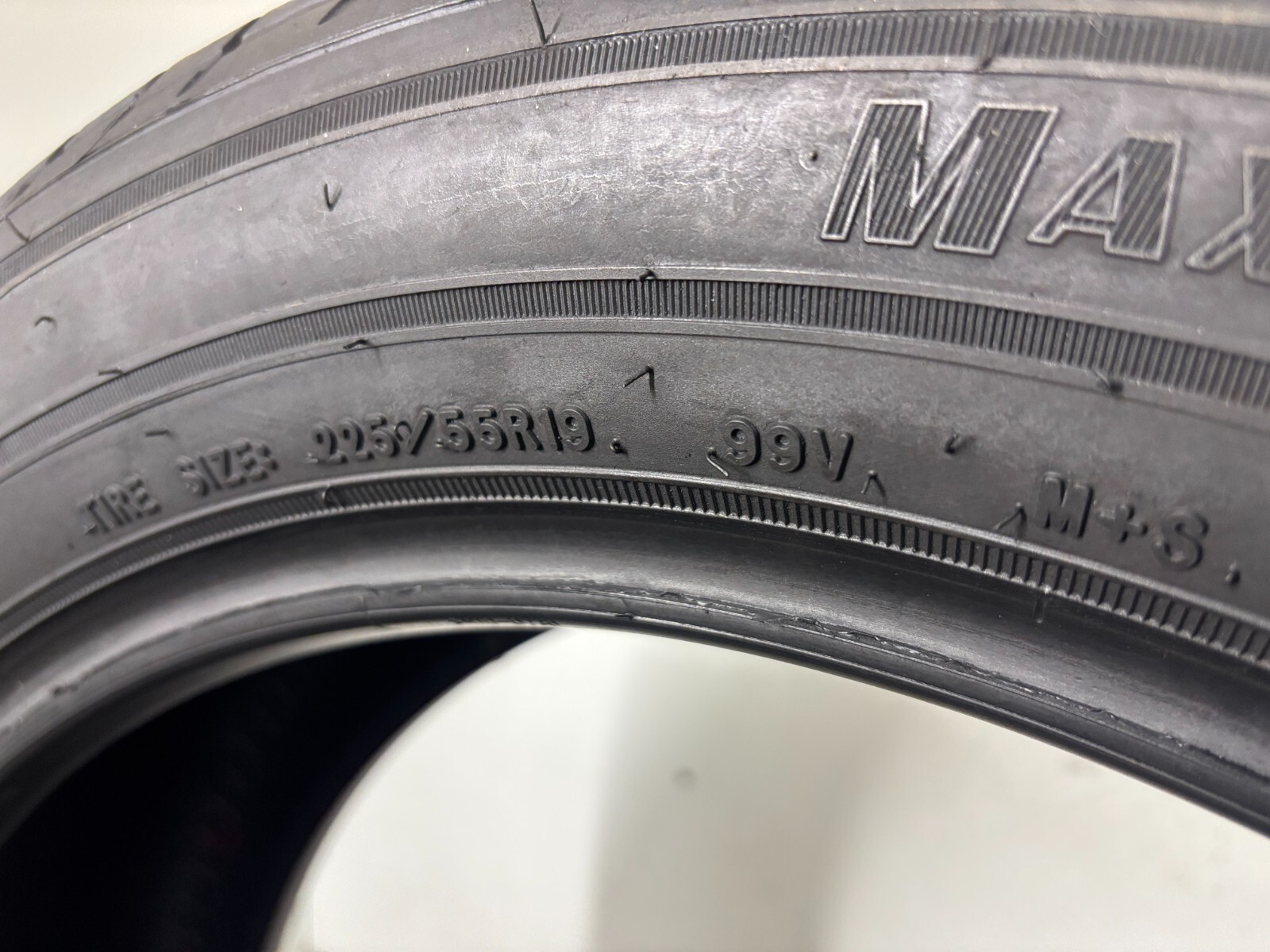 1 Tire 225 55 19 Goodyear Assurance Maxlife (11.00/32 Tread Left) 99V