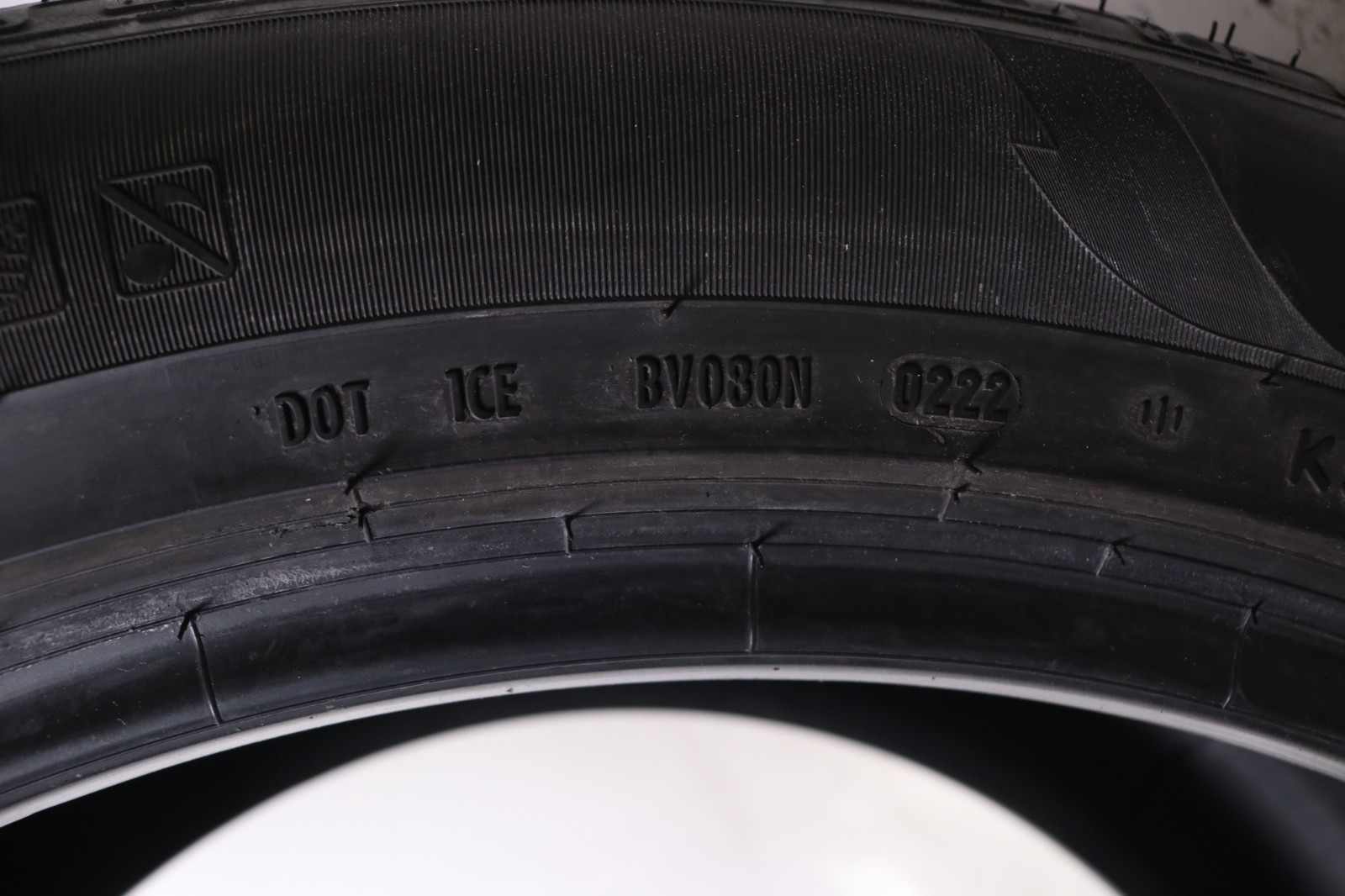 Used 325/40R22 Pirelli Scorpion Winter MO1 – 114V – 5.5/32