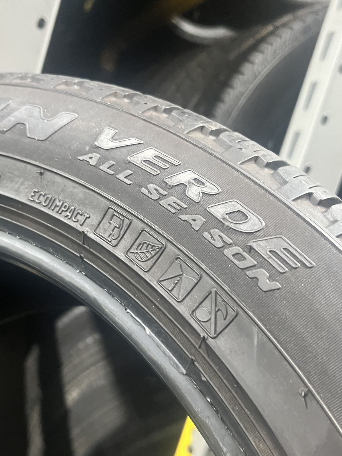 1 Tire Pirelli Scorpion Verde LR 275/45R21 110W DOT.0124 7.75/32