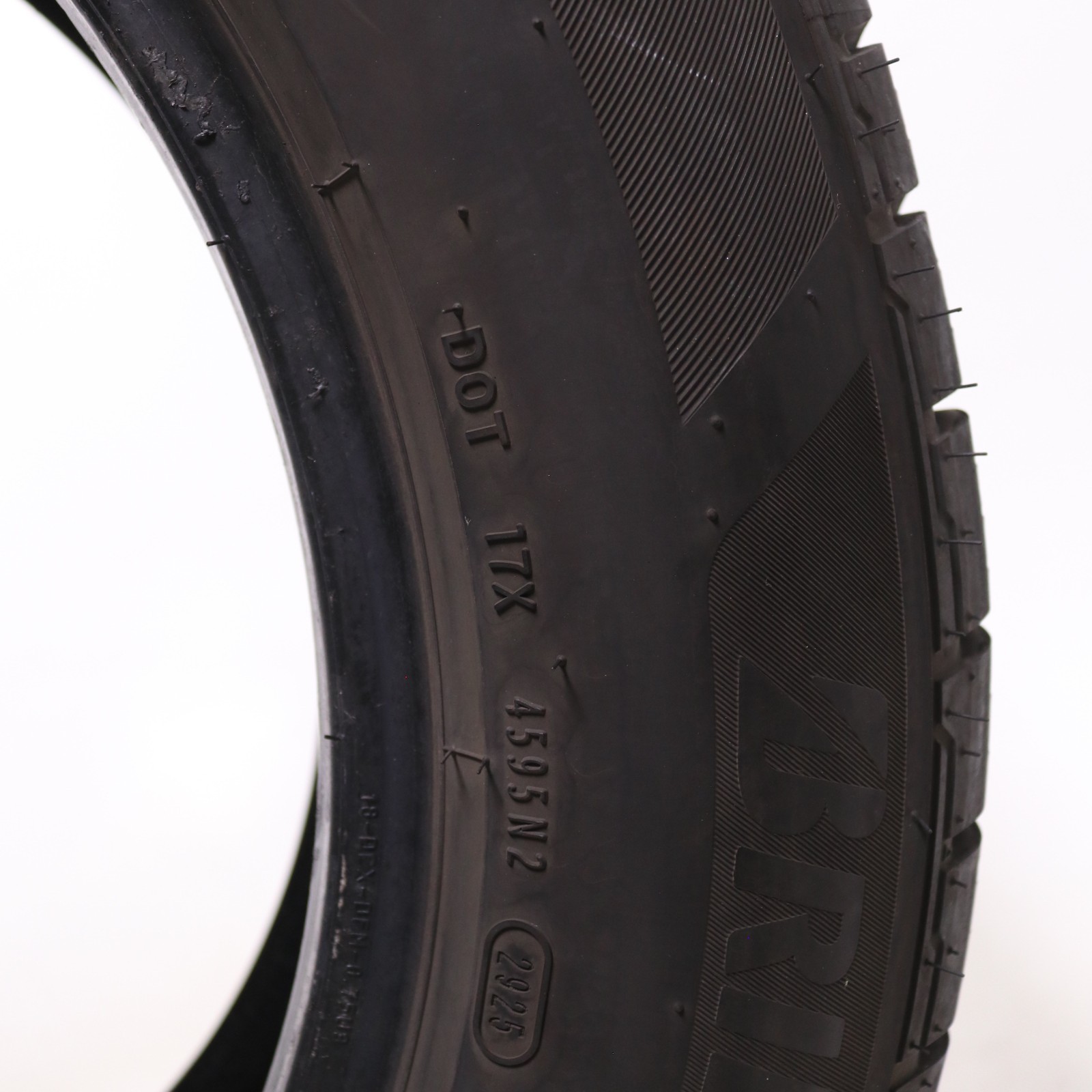 Set of 2 Used 235/60R18 Bridgestone Turanza EverDrive Enliten 107H – 10.5-11/32