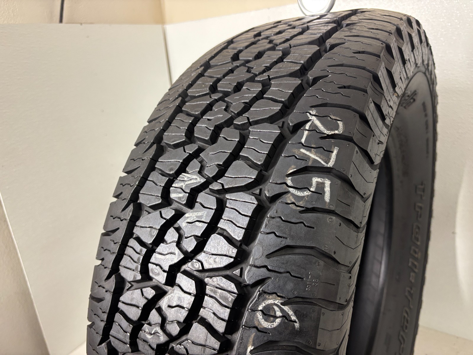 1 Tire 275 65 18 Bfgoodrich Trail Terrain T/A (12.00/32 Tread Left) 116T