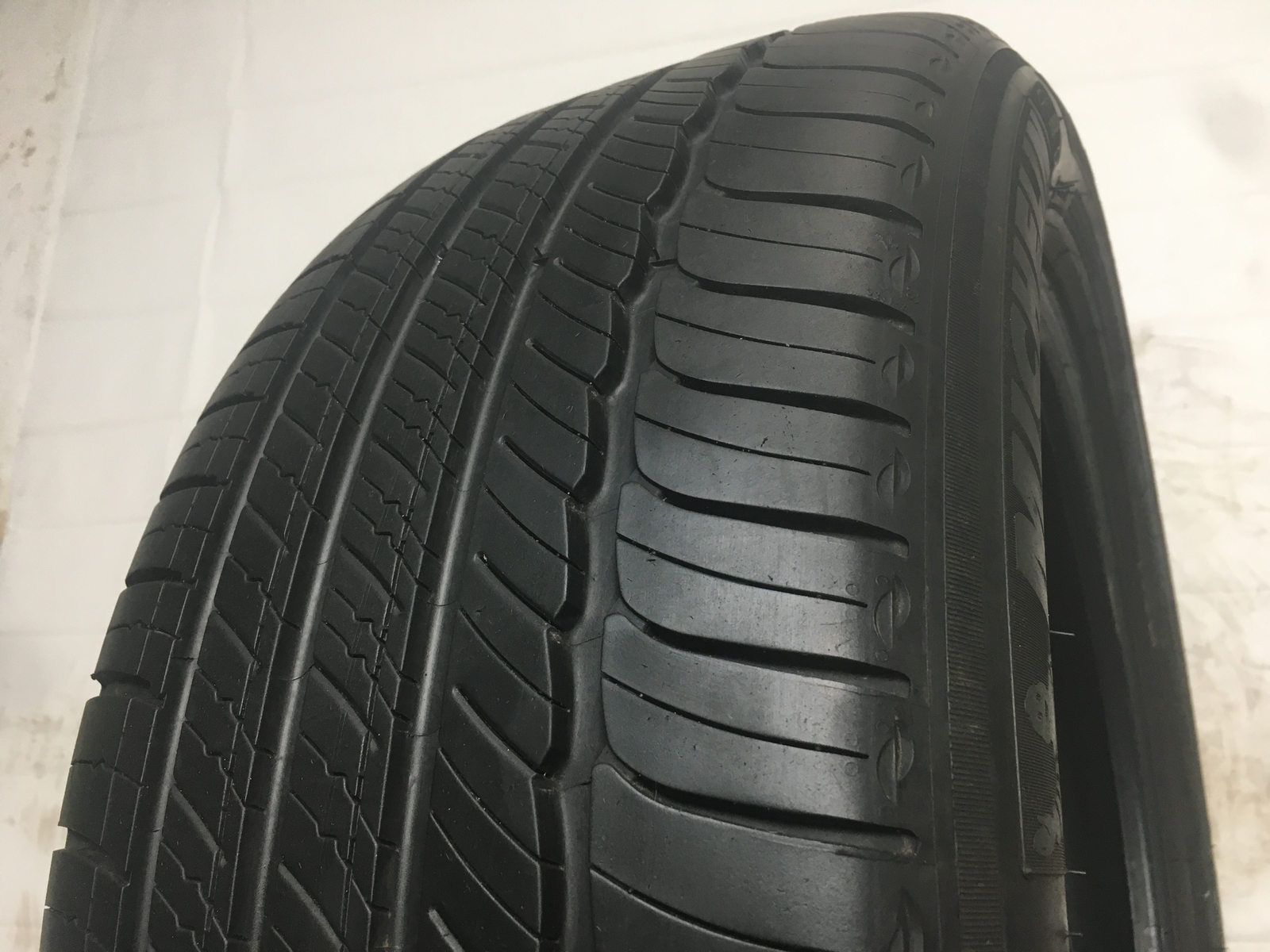 [1] Michelin Primacy MXM4 P235/50R19 235 50 19 Tire 8.0-8.25/32