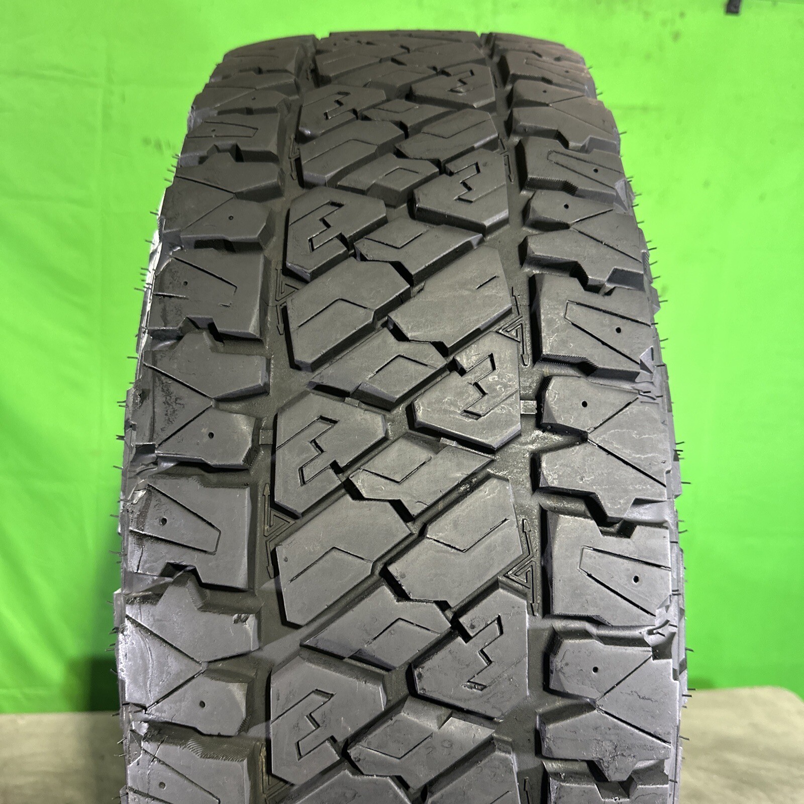 Single,Used-LT275/65R18 Thunderer Ranger A/T R 123/120S 10-32 DOT 4022