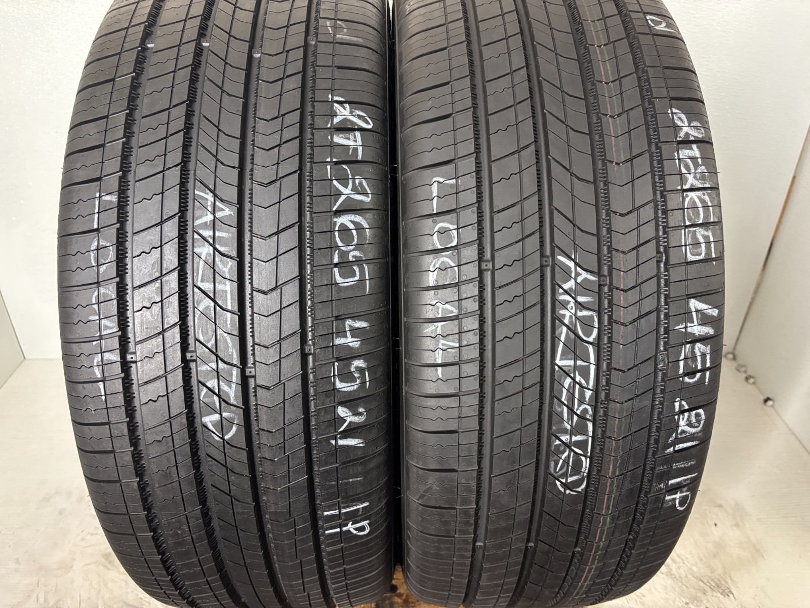 NO SHIPPING ONLY LOCAL PICK UP 2 Tires 265 45 21 Kumho Majesty X Solus