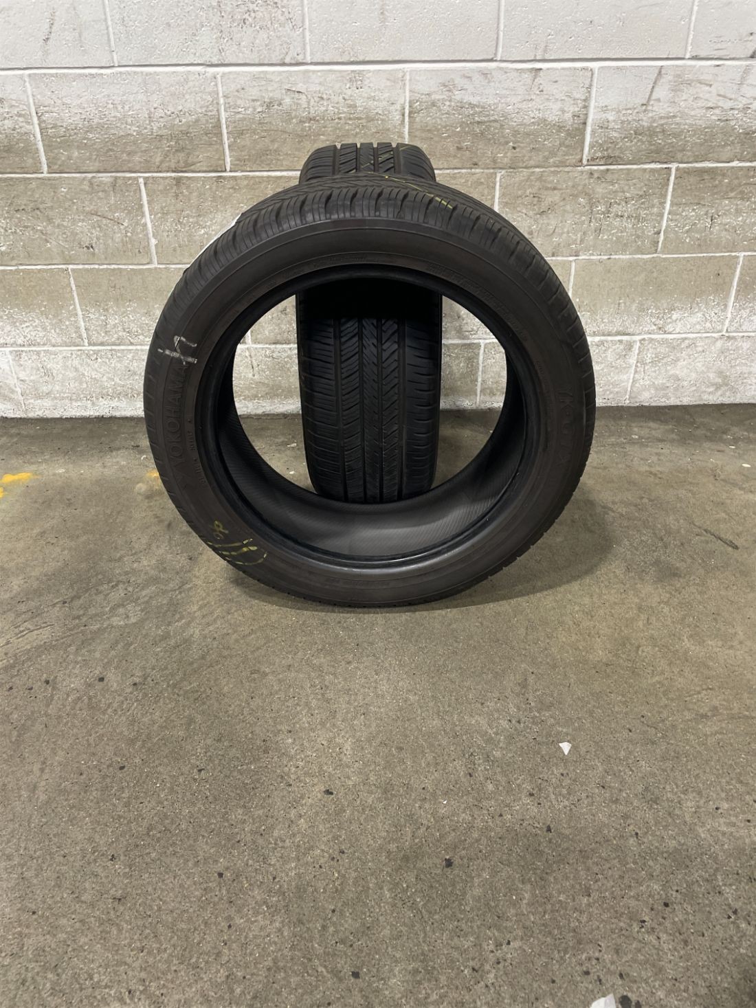 2x P235/50R19 Yokohama YK-GTX ALL SEASON 10/32 99 V Used Tires 2355019