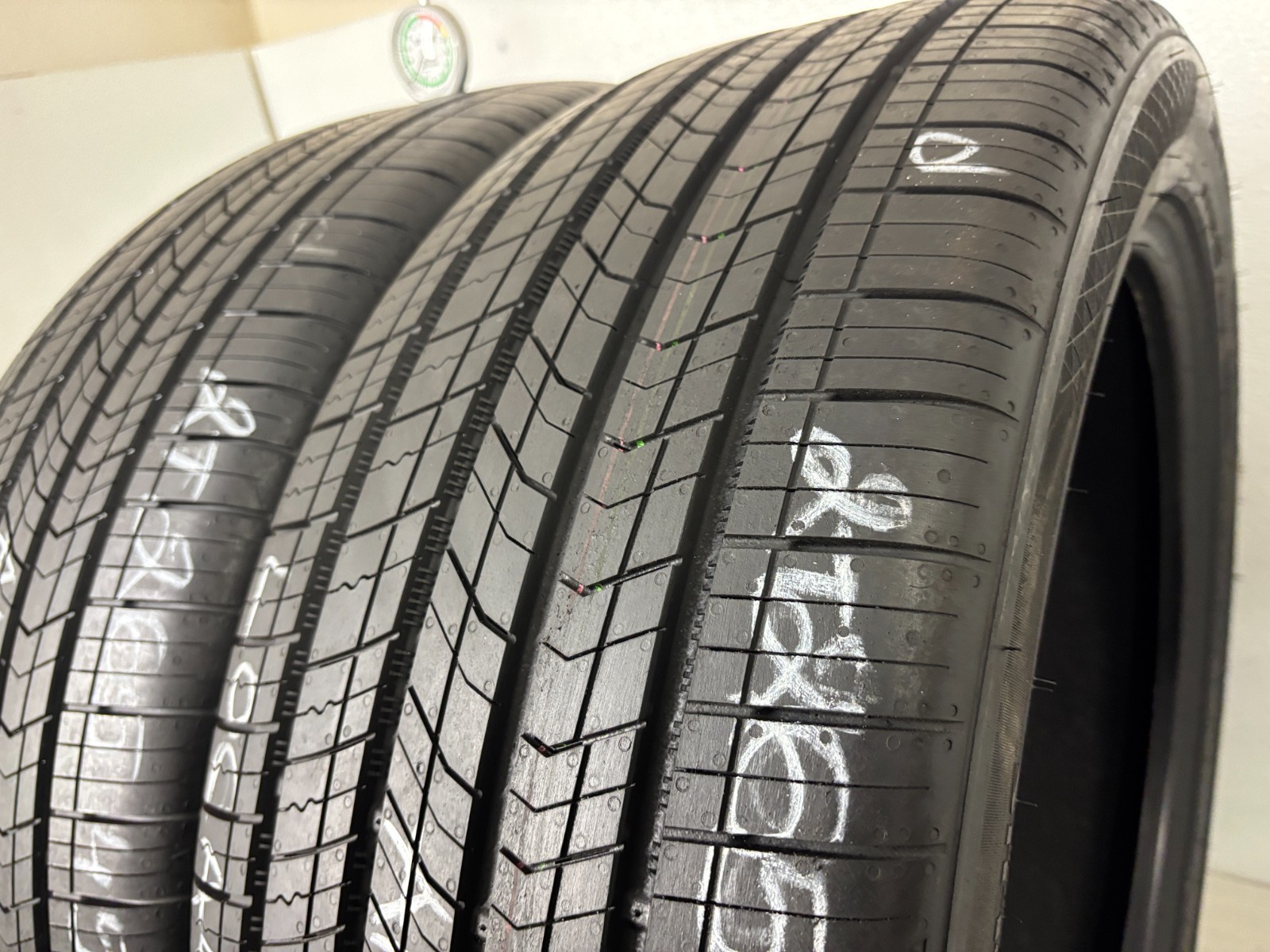 NO SHIPPING ONLY LOCAL PICK UP 2 Tires 265 45 21 Kumho Majesty X Solus