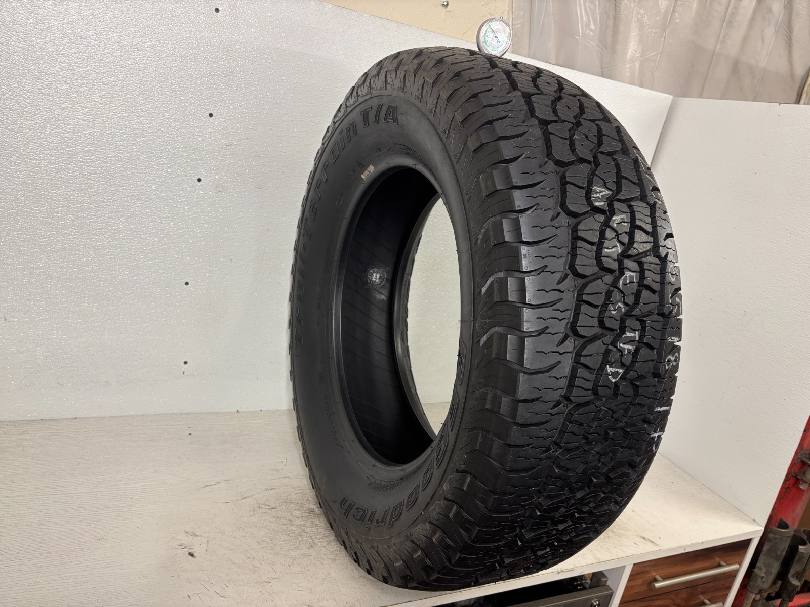 1 Tire 275 65 18 Bfgoodrich Trail Terrain T/A (12.00/32 Tread Left) 116T