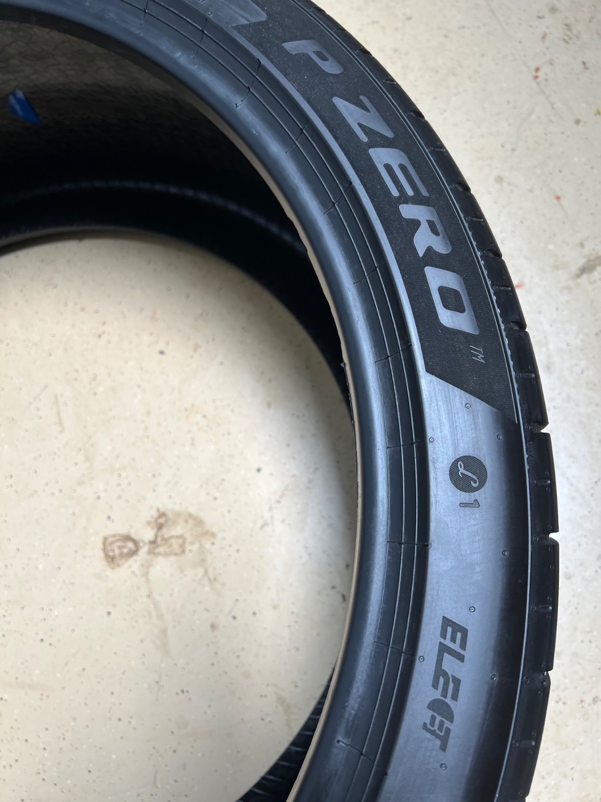 1 – NICE 325/30ZR23 XL (109Y) Pirelli P Zero PZ4 (L1 ELECT) Lamborghini – 6020