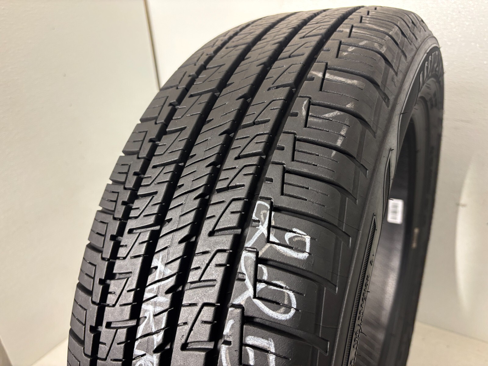 1 Tire 225 55 19 Goodyear Assurance Maxlife (11.00/32 Tread Left) 99V