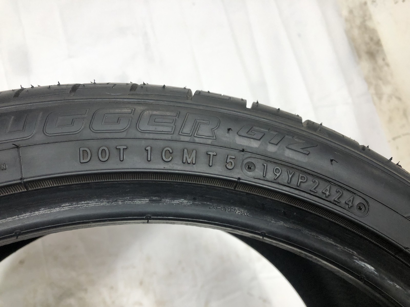 [1] Road Hugger GTZ P255/35ZR18 255 35 18 Tire 9.75/32