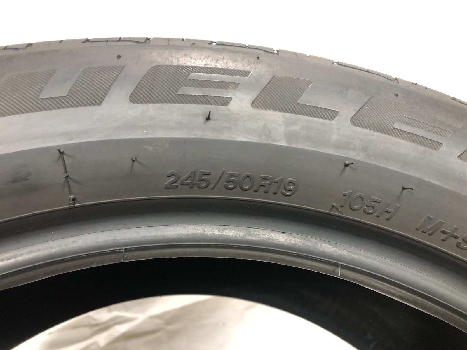 [1] Bridgestone Dueler H/P Sport AS RFT Run Flat 245 50 19 Tire 7.25/32