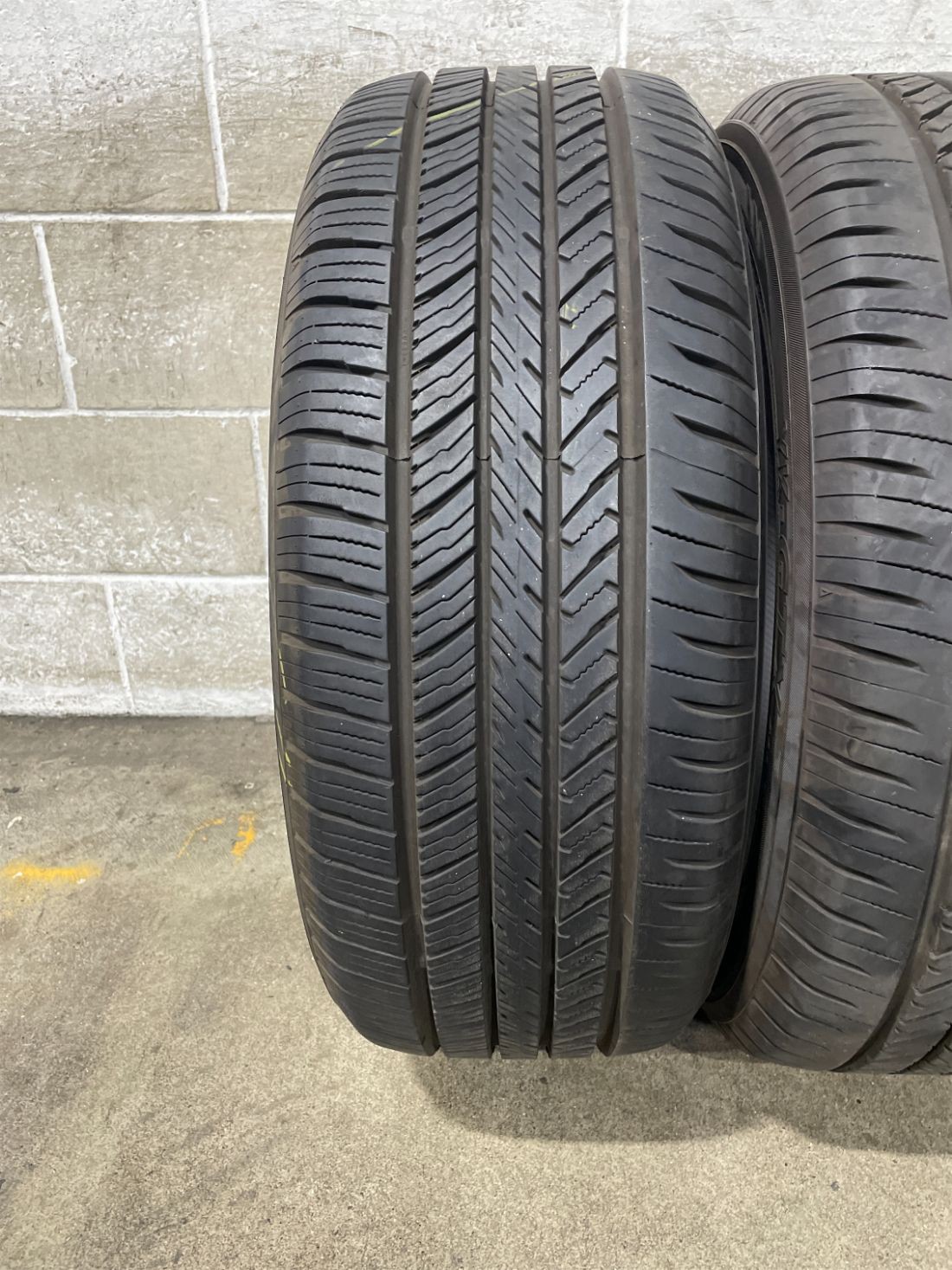 2x P235/50R19 Yokohama YK-GTX ALL SEASON 10/32 99 V Used Tires 2355019