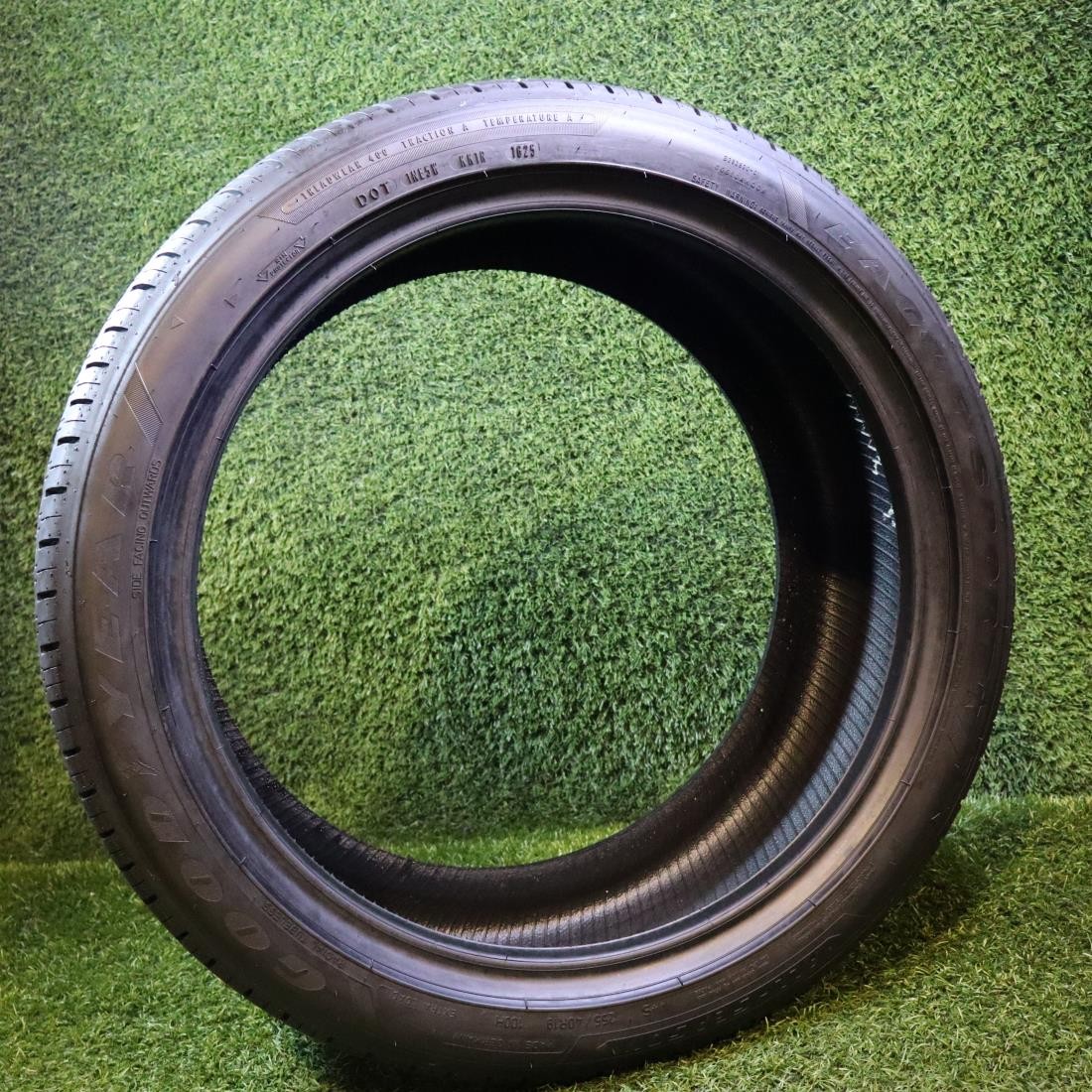 1 255 40 19 Goodyear Eagle Sport with 90% Tread 9/32 100H #27847