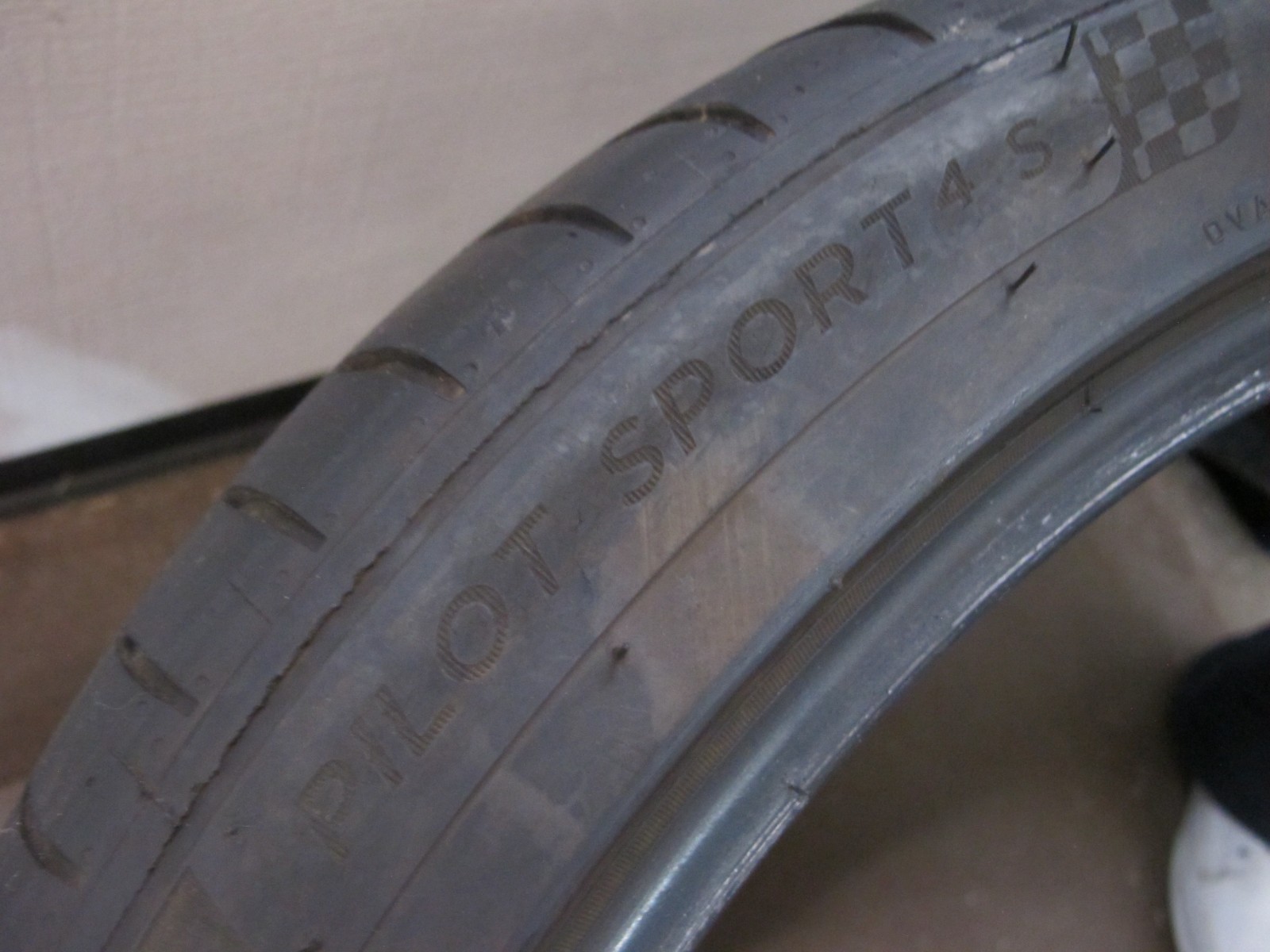 Used 255/40ZR20 Michelin Pilot Sport All Season 4 – 101Y – 4.5-5/32 One Plugged