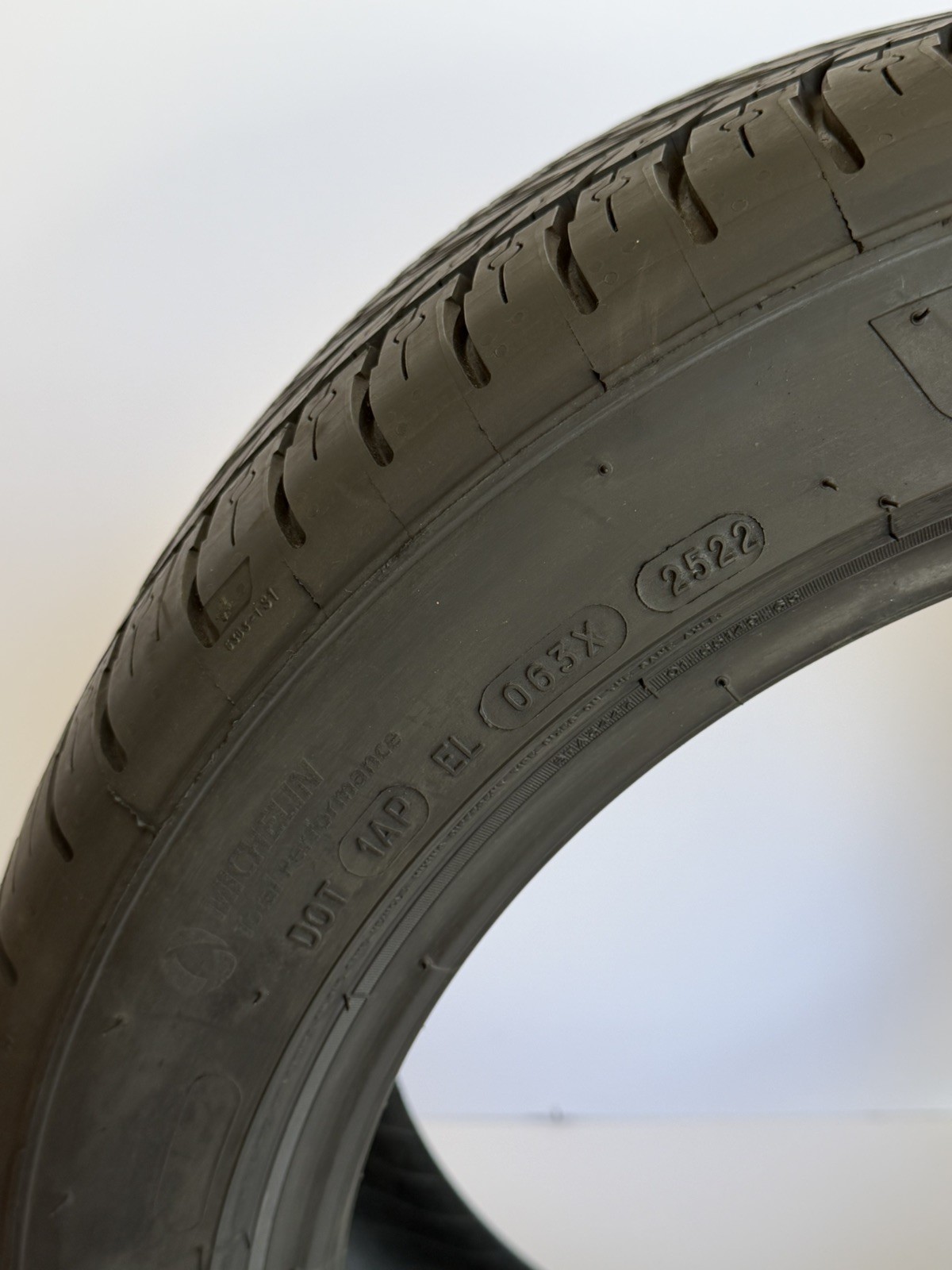 235/45ZR18 98Y Michelin Pilot Sport All Season 4 10/32 DOT 2522 2354518