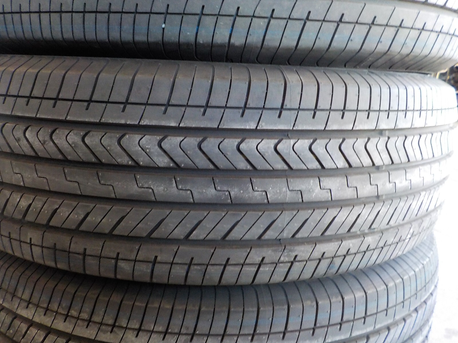 Set of 4 Yokohama Geolandar X-CV 245/70R18 110H Tires DOT 2724 14/32″