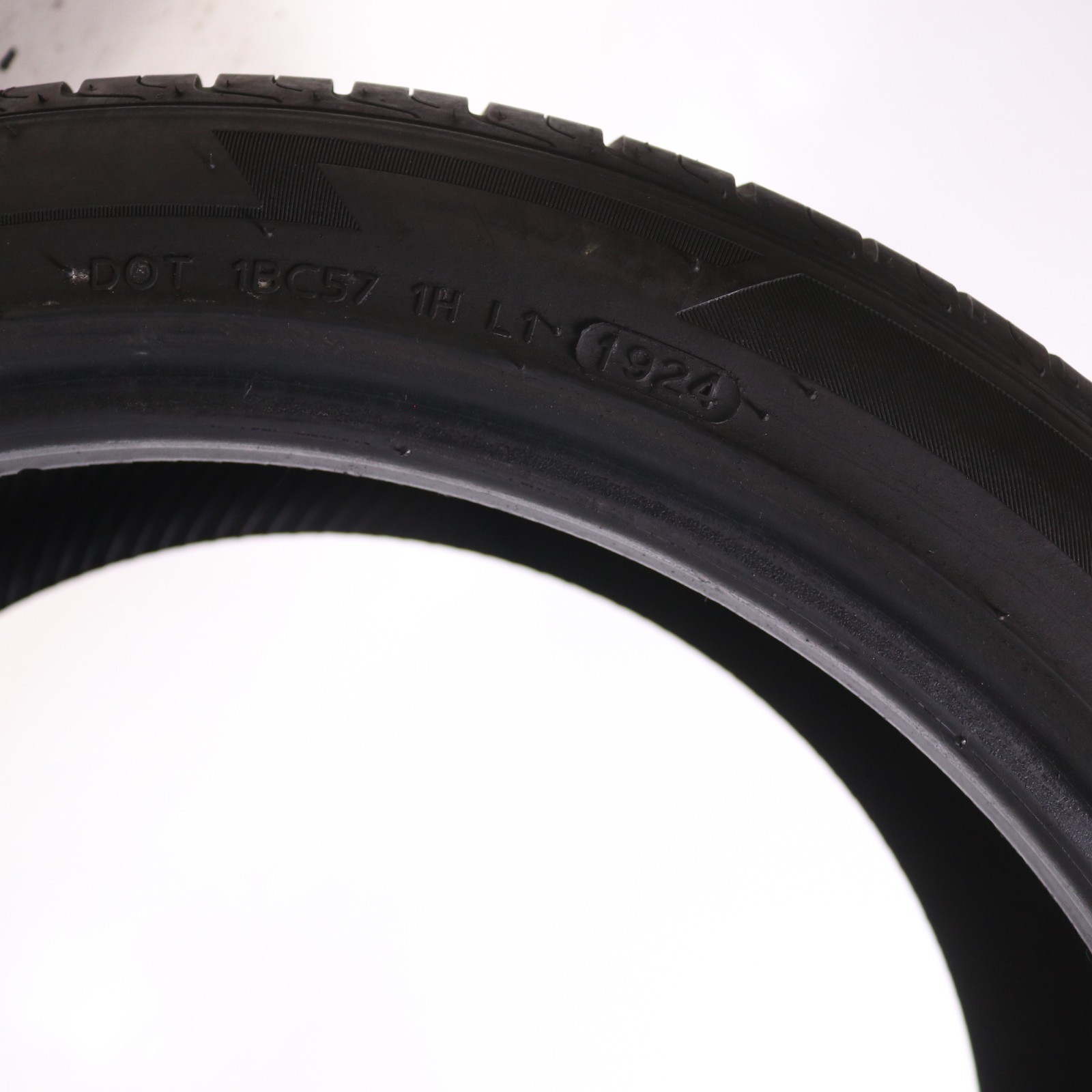 Used 235/40ZR19 Laufenn S Fit AS – 96W – 8/32