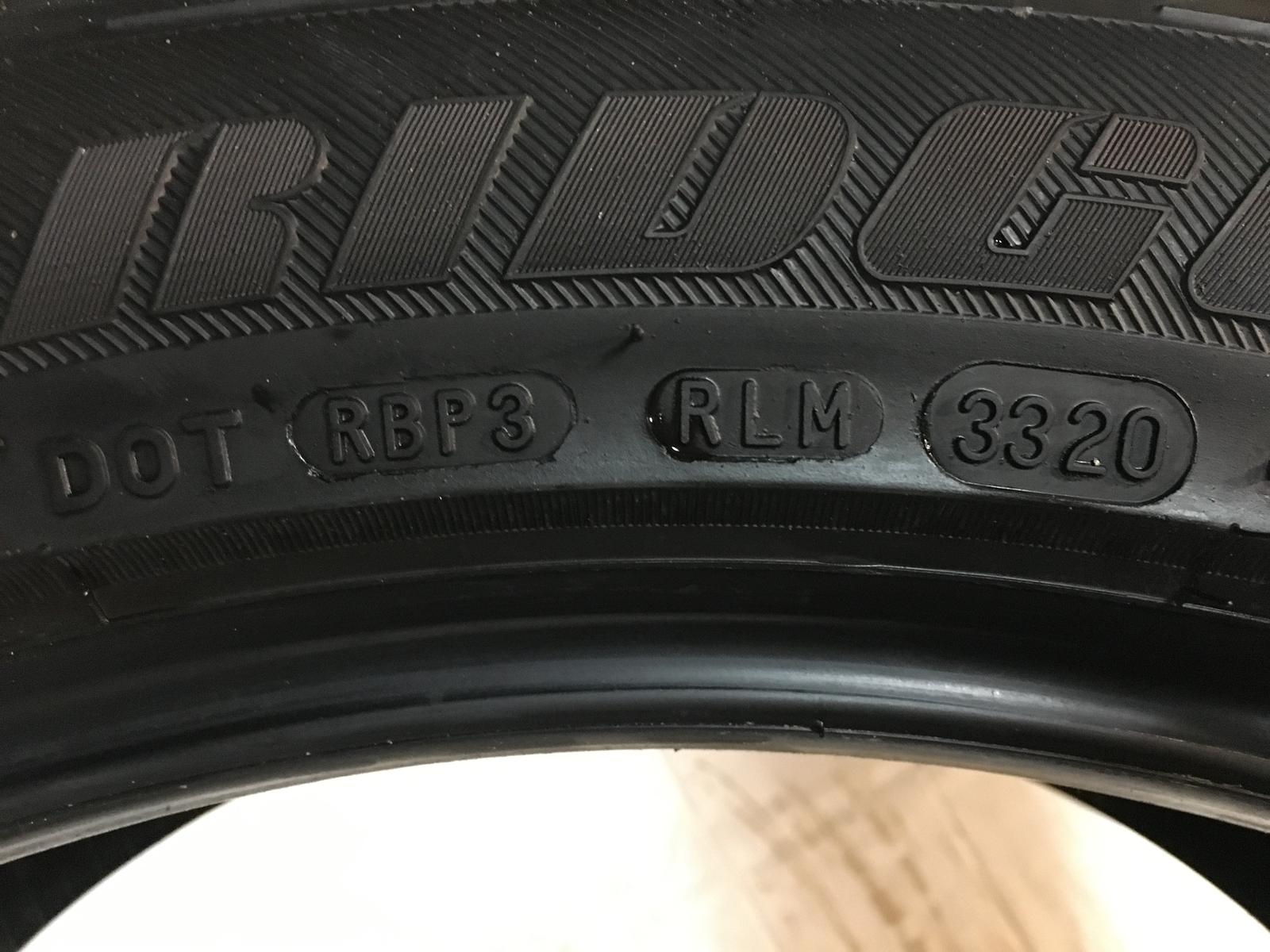 [1] Bridgestone Dueler H/L Alenza Plus P275/40R21 275 40 21 Tire 10.5-10.75/32