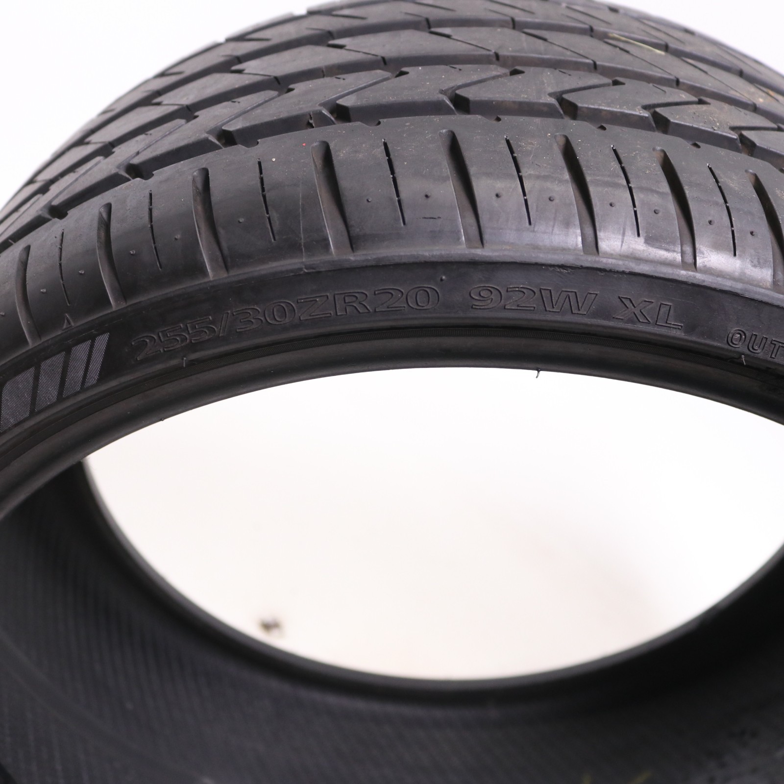 Used 255/30ZR20 Lexani LX-Twenty – 92W – 8.5/32