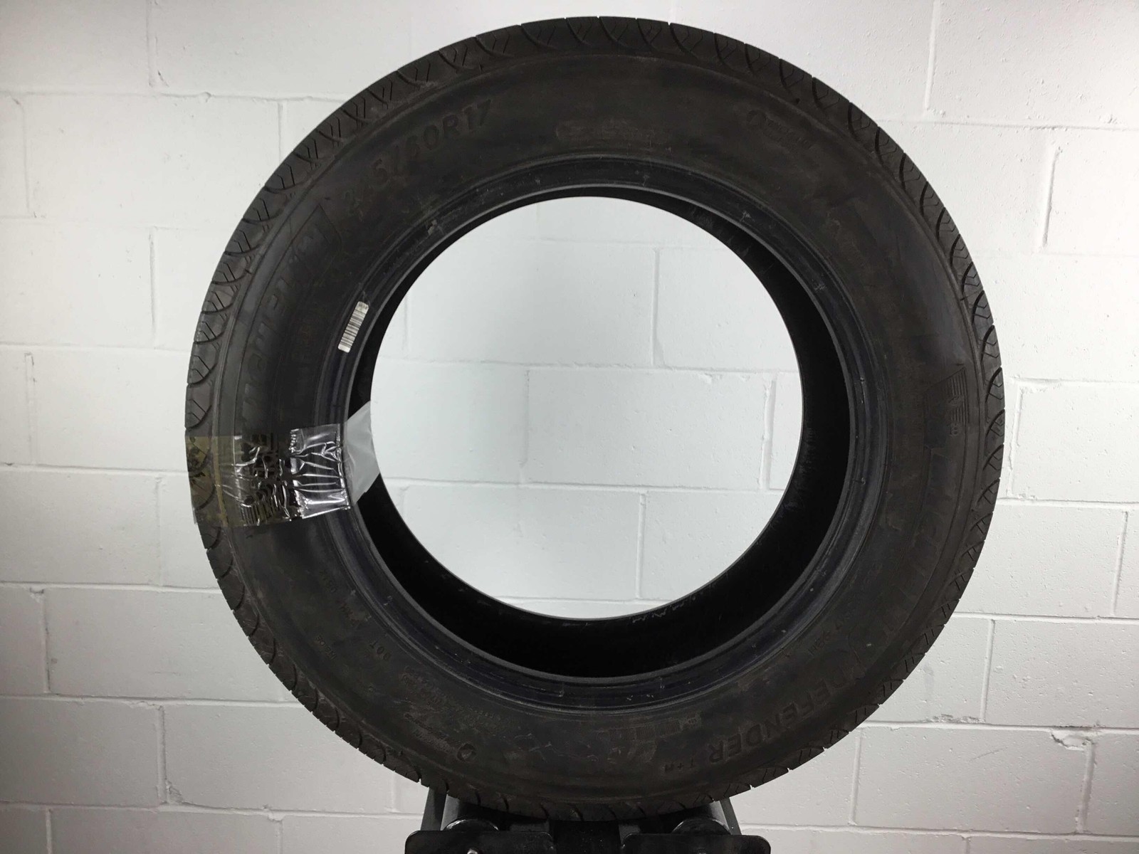 Set Of 2 P225/60R17 Michelin Defender T+H 99 H Used 8/32nds