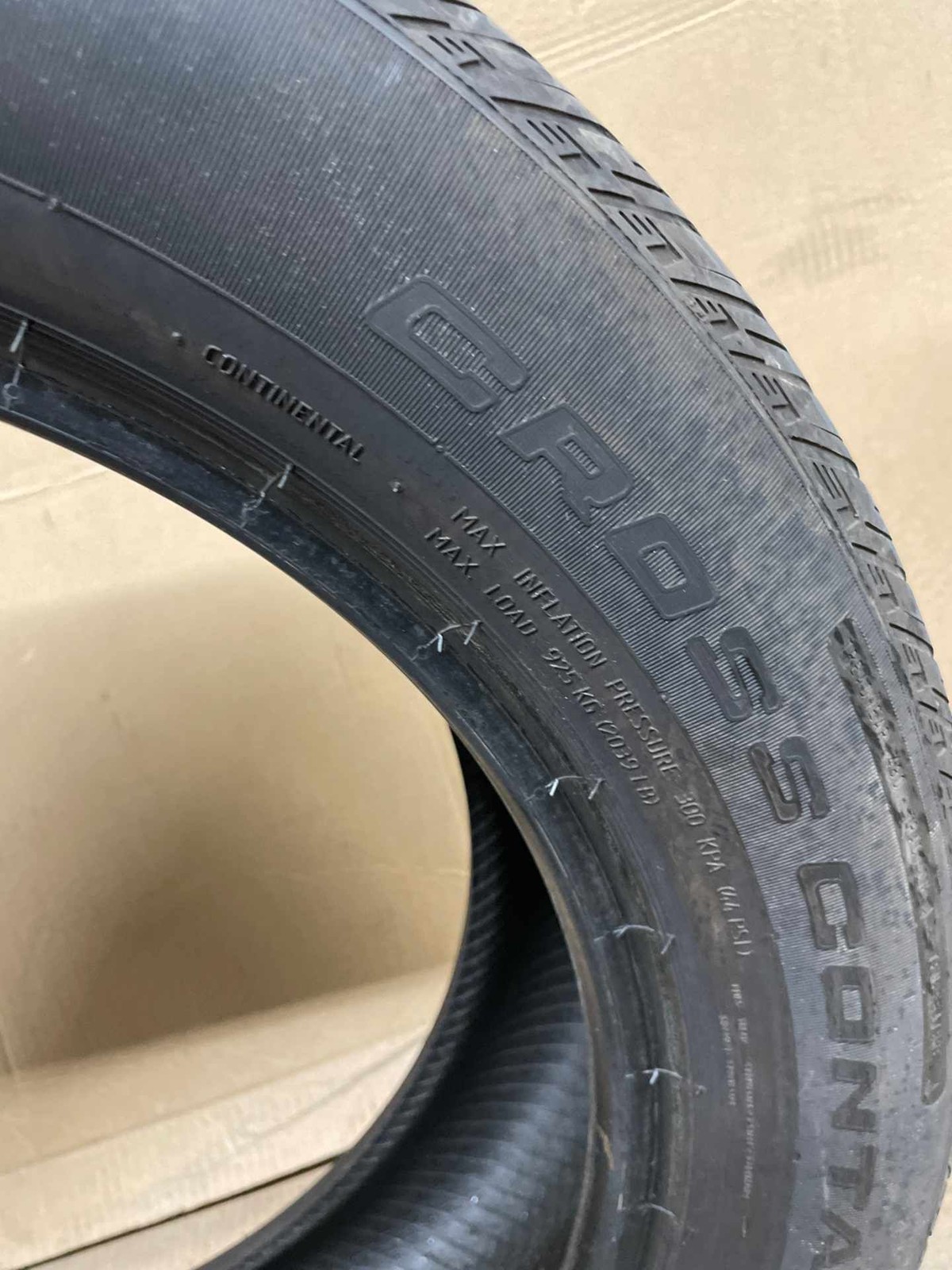 (A) CONTINENTAL CROSS CONTACT LX SPORT 255/50R20 105T DOT 1323 8/32NDS