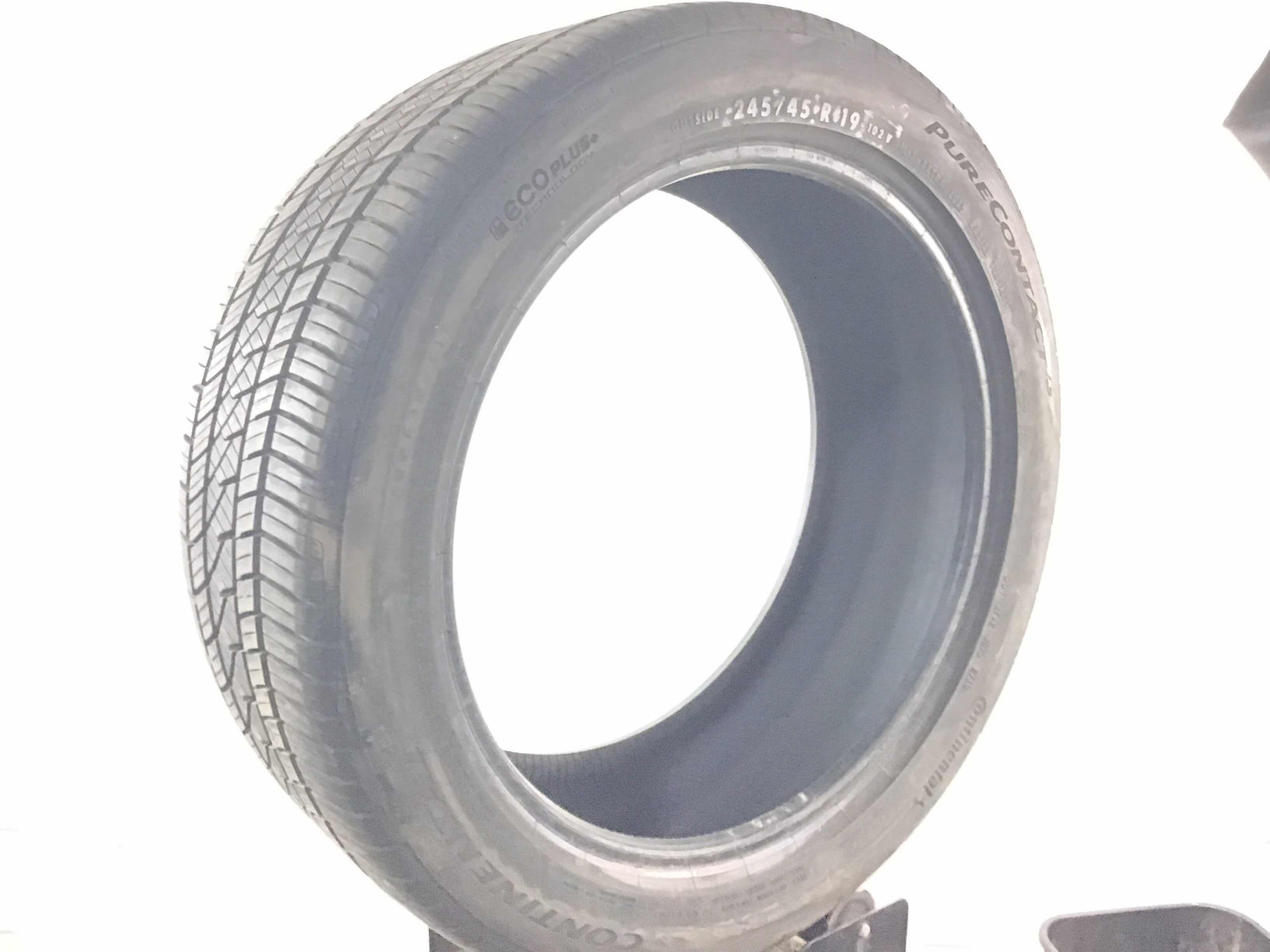 P245/45R19 Continental PureContact LS EcoPlus 102 V Used 8/32nds