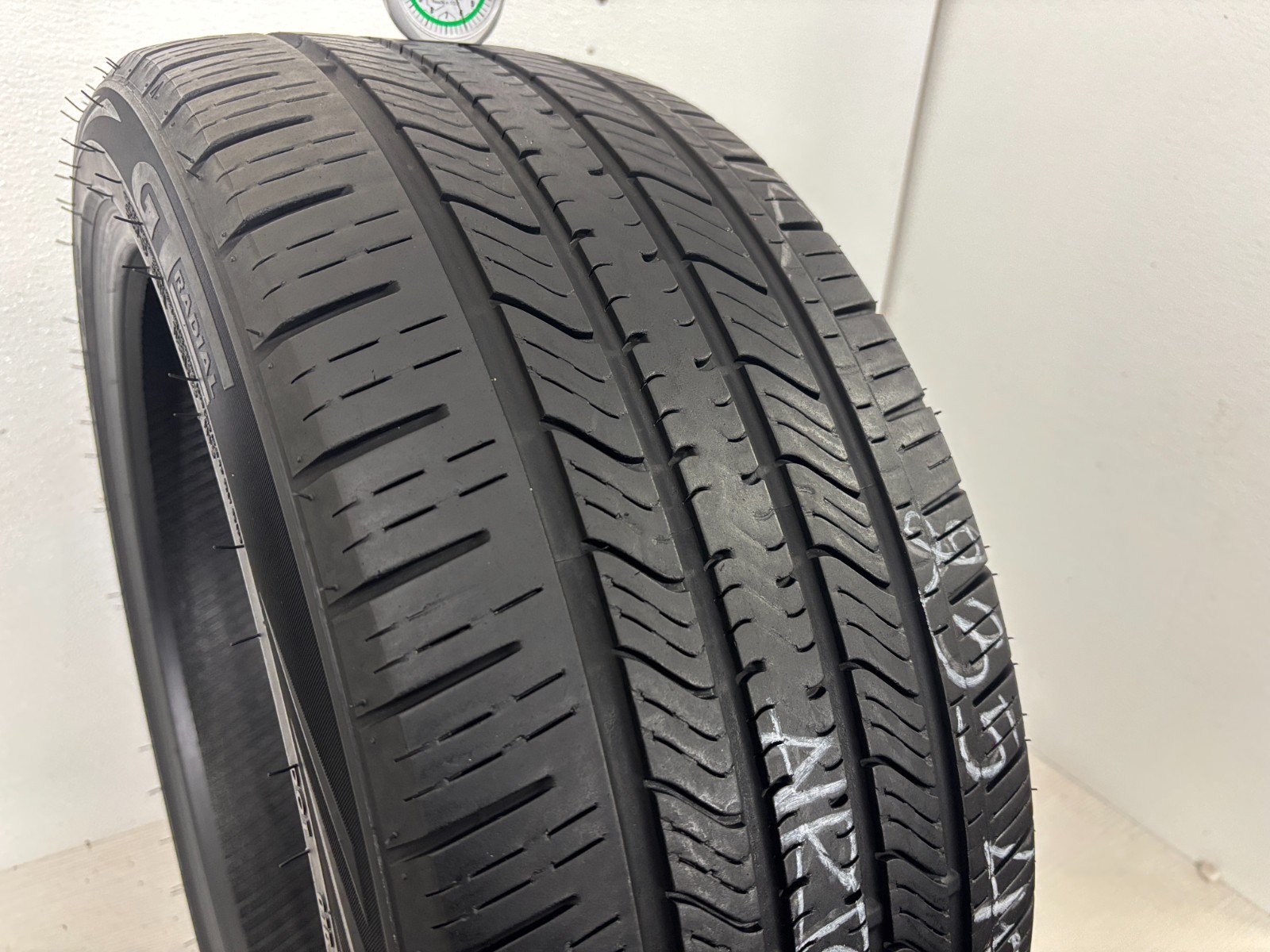 NO SHIPPING ONLY LOCAL PICK UP 1 tire 235 40 19 GT Radial Maxtour LX 96V
