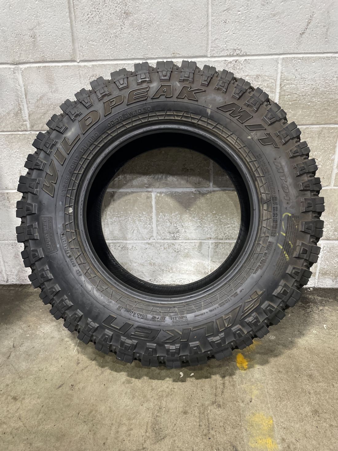 1x LT265/70R17 Falken Wildpeak M/T MT01 18/32 121 Q Used Tire 2657017