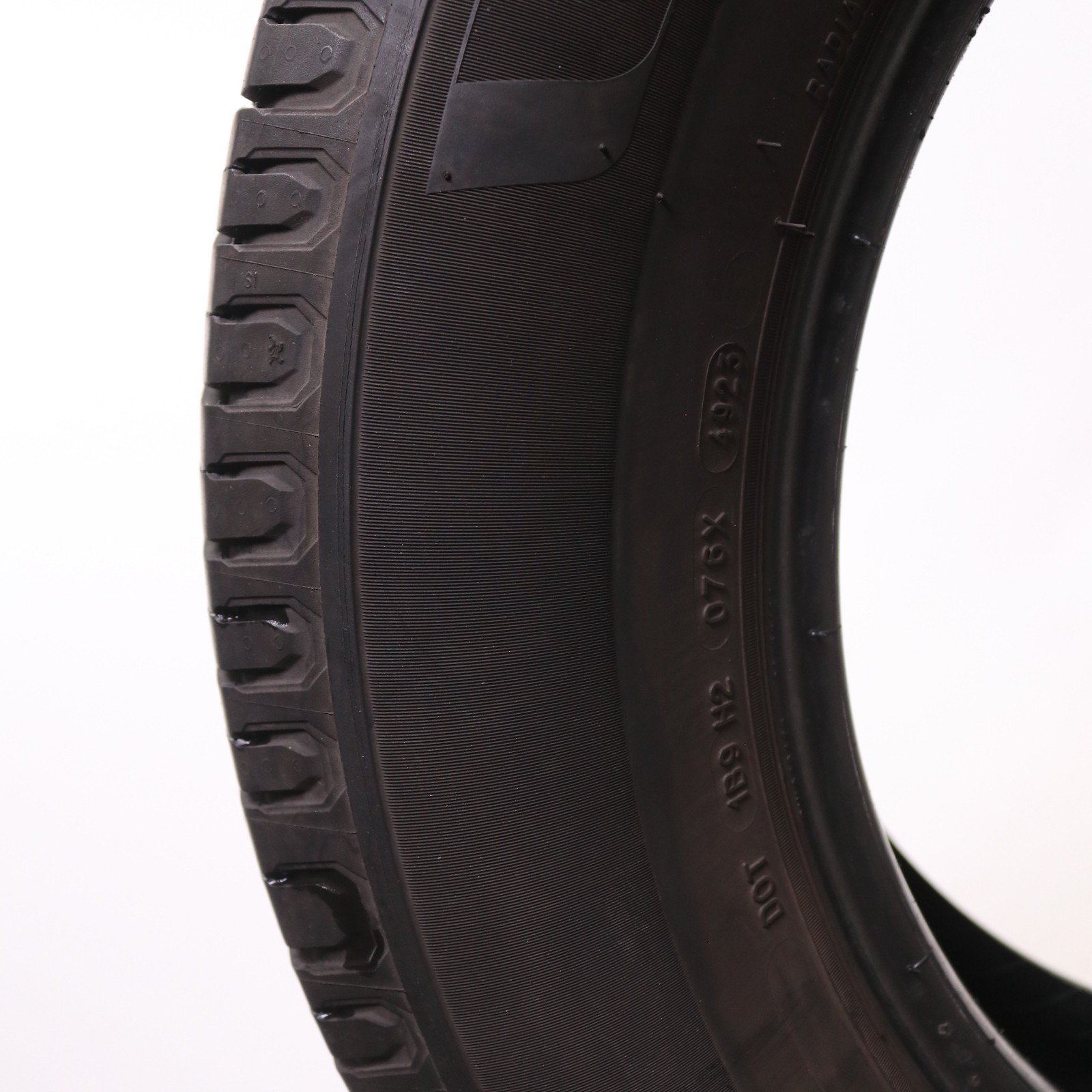 Set of 2 Used 235/65R17 Michelin X Tour A/S 2 – 104H – 8.5-9.5/32