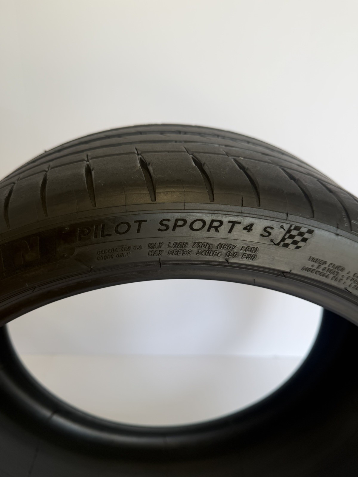 255/35ZR20 97Y Michelin Pilot Sport 4s 8.5/32 DOT 4021 2553520
