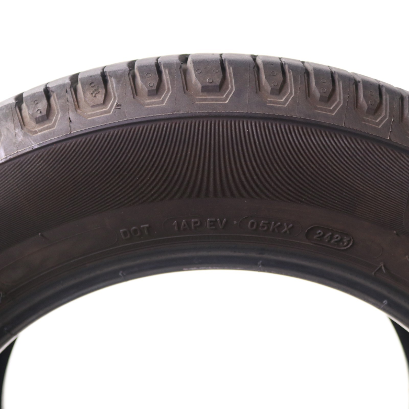 Used 205/65R16 Michelin Defender 2 – 95H – 8/32 No Repairs