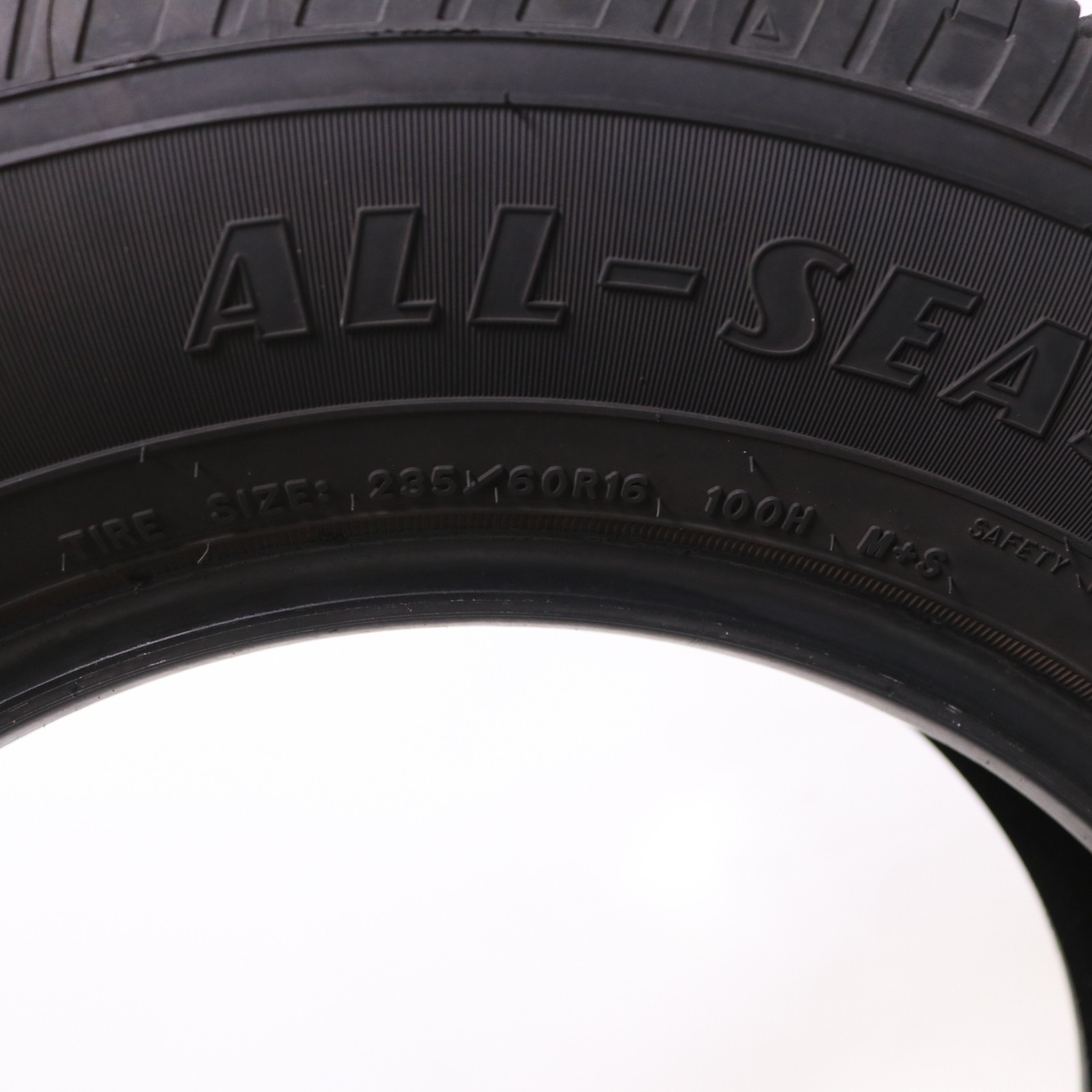 Used 235/60R16 Goodyear Reliant All-season – 100H – 8/32