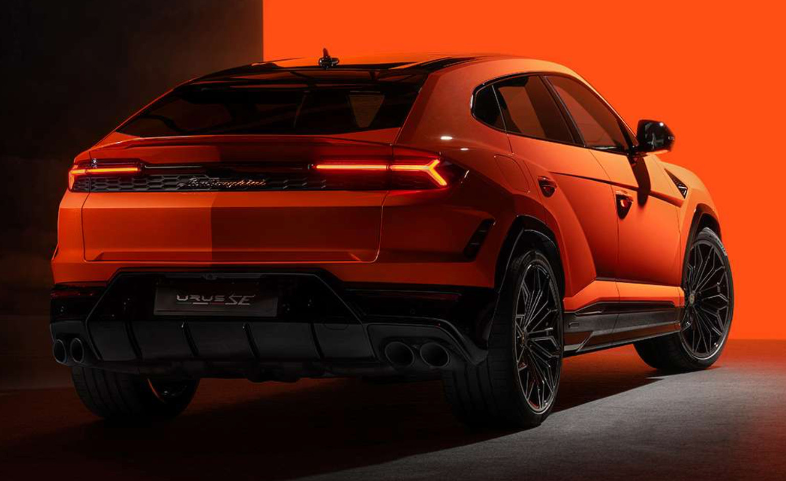 325/30R23 Pirelli P Zero PZ5 Elect Tire L1 Lamborghini Urus SE 325/30ZR23 70%
