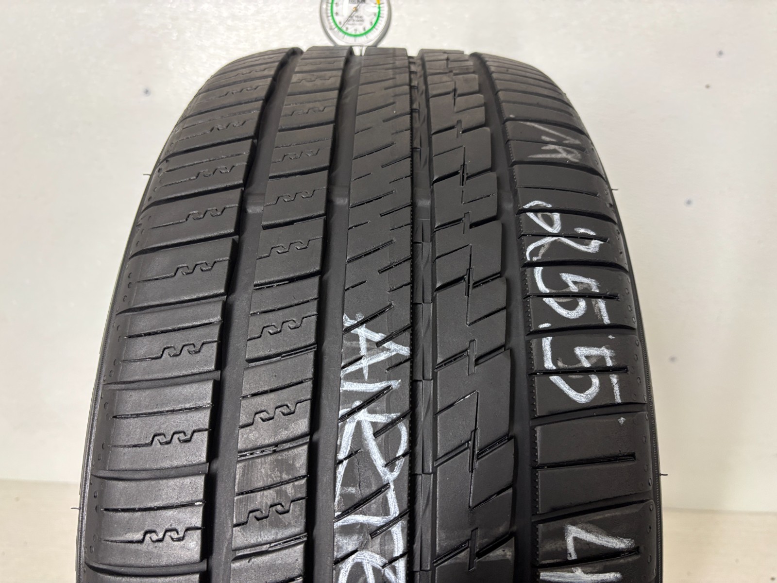 1 Tire 255 40 19 Falken Azenis FK460 A/S (80% Tread Left) NO REPAIRS 100Y