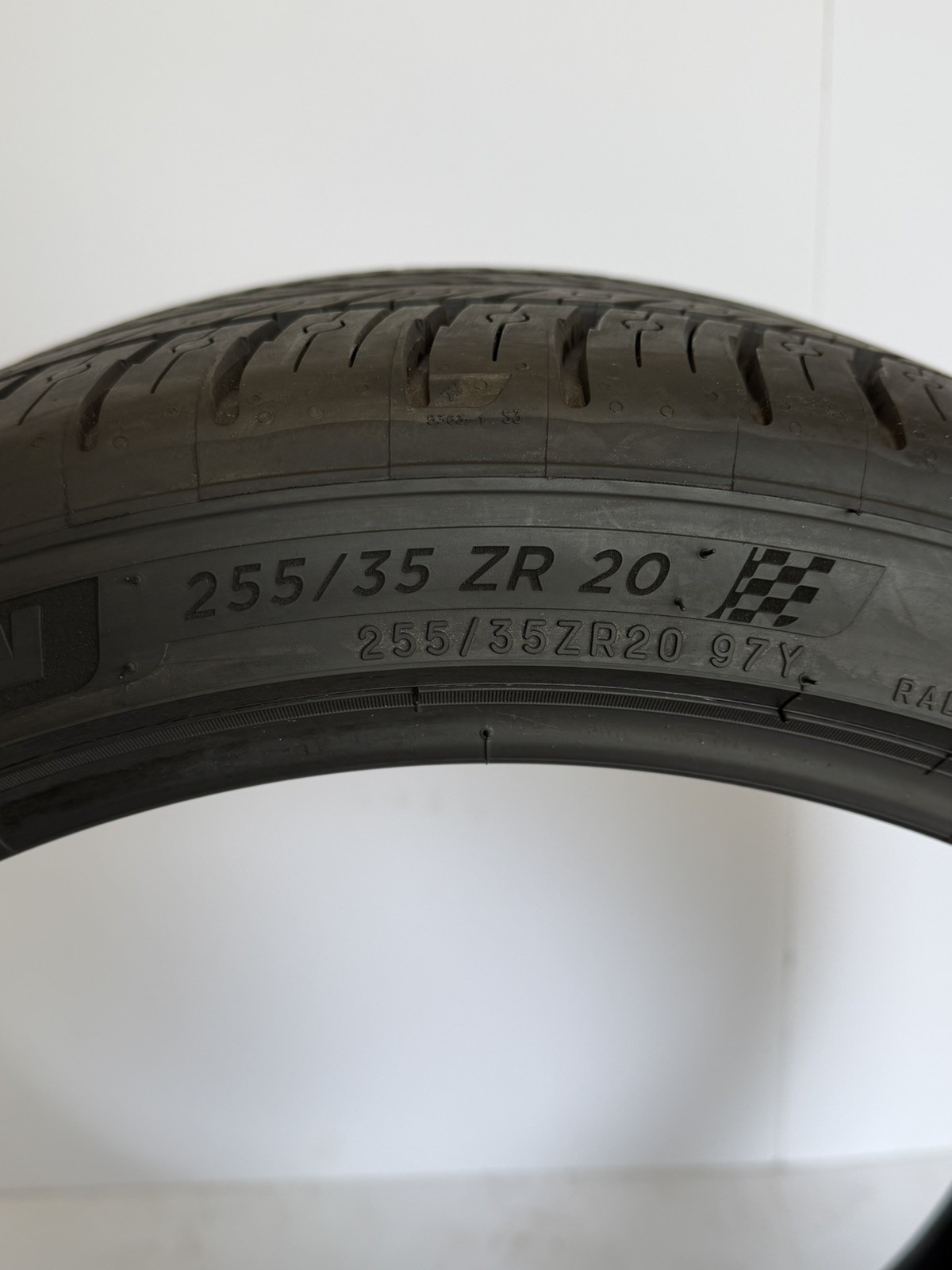 255/35ZR20 97Y Michelin Pilot Sport All Season 4 10/32 DOT 1525 2553520